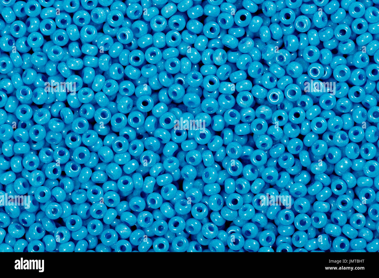Mehrfarbige blaues Glas Samen Perlen Hintergrund. Stockfoto