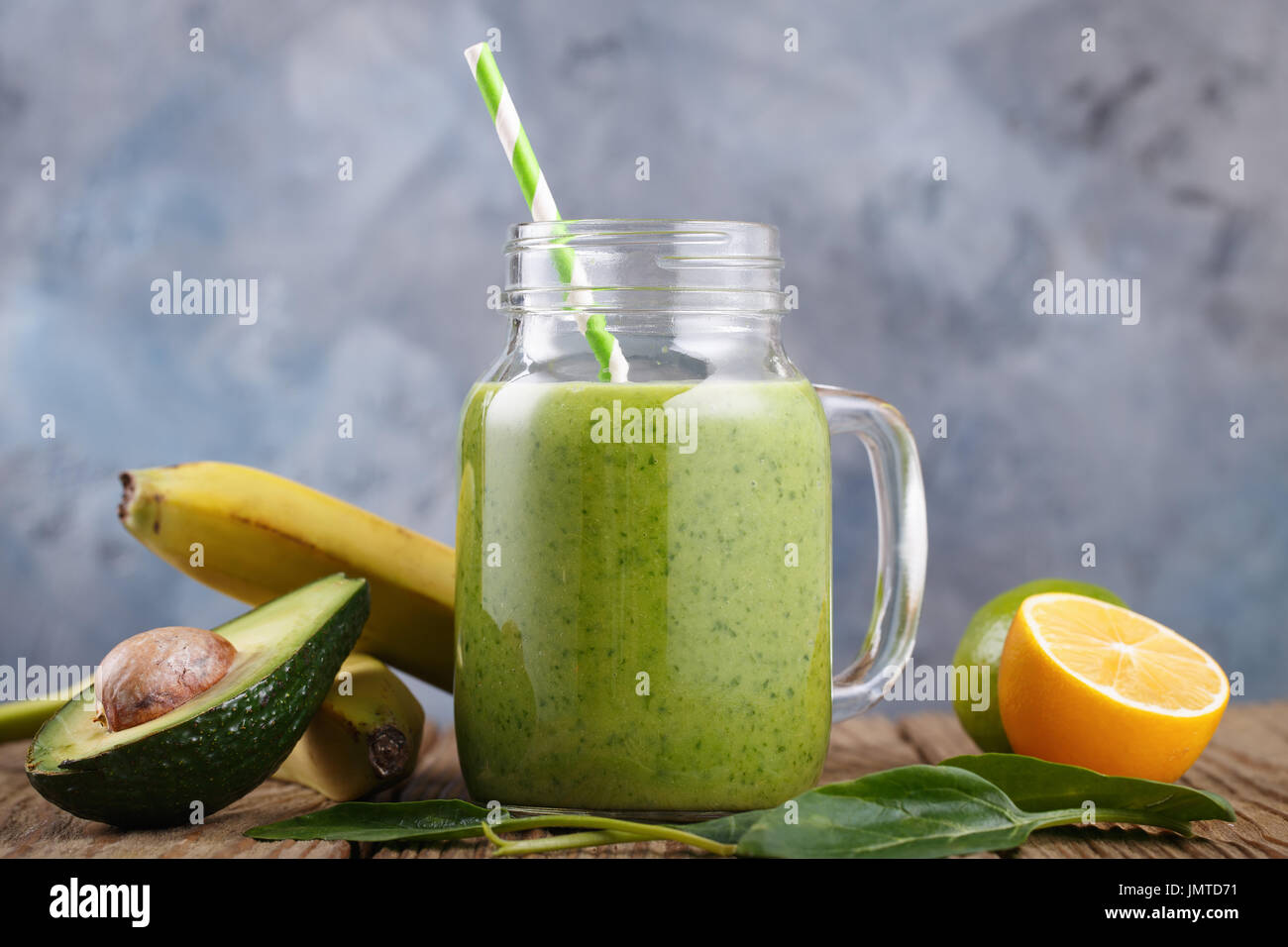 Smoothies aus Avocado, Bananen, Zitrusfrüchte und Spinat Blättern Stockfoto