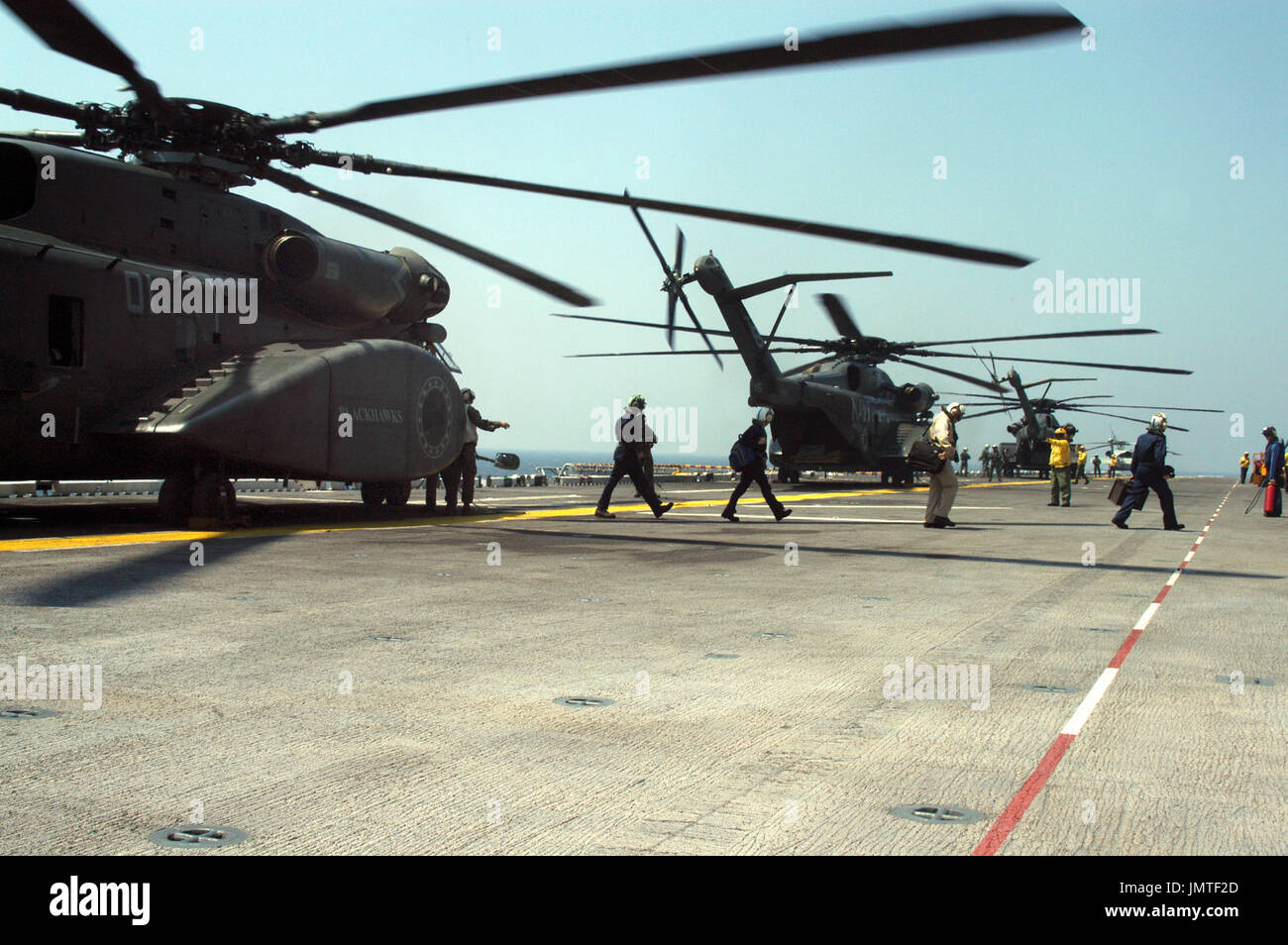 Golf von Mexiko - 29. August 2005 - Crew-Mitglieder, der ÒBlackhawksÓ der Hubschrauber Mine Gegenmaßnahmen Geschwader 15 (HM-15), Naval Air Station Corpus Christi, Texas, stationiert zugewiesen vorzubereiten, Personal und Ausrüstung von MH-53E Sea Dragon Hubschrauber an Bord der amphibischen Angriff Schiff USS Bataan (LHD-5) zu entladen. HM-15 begann drei MH-53E Hubschrauber in Vorbereitung auf mögliche Hilfsmaßnahmen entlang der Golfküste in der Nachmahd des Hurrikans Katrina. Das MH-53E Sea Dragon ist in der Lage, die 55 Passagiere und 16 Tonnen Fracht 50 Seemeilen.  Bildnachweis: Jeremy L. Grisham - U. Stockfoto