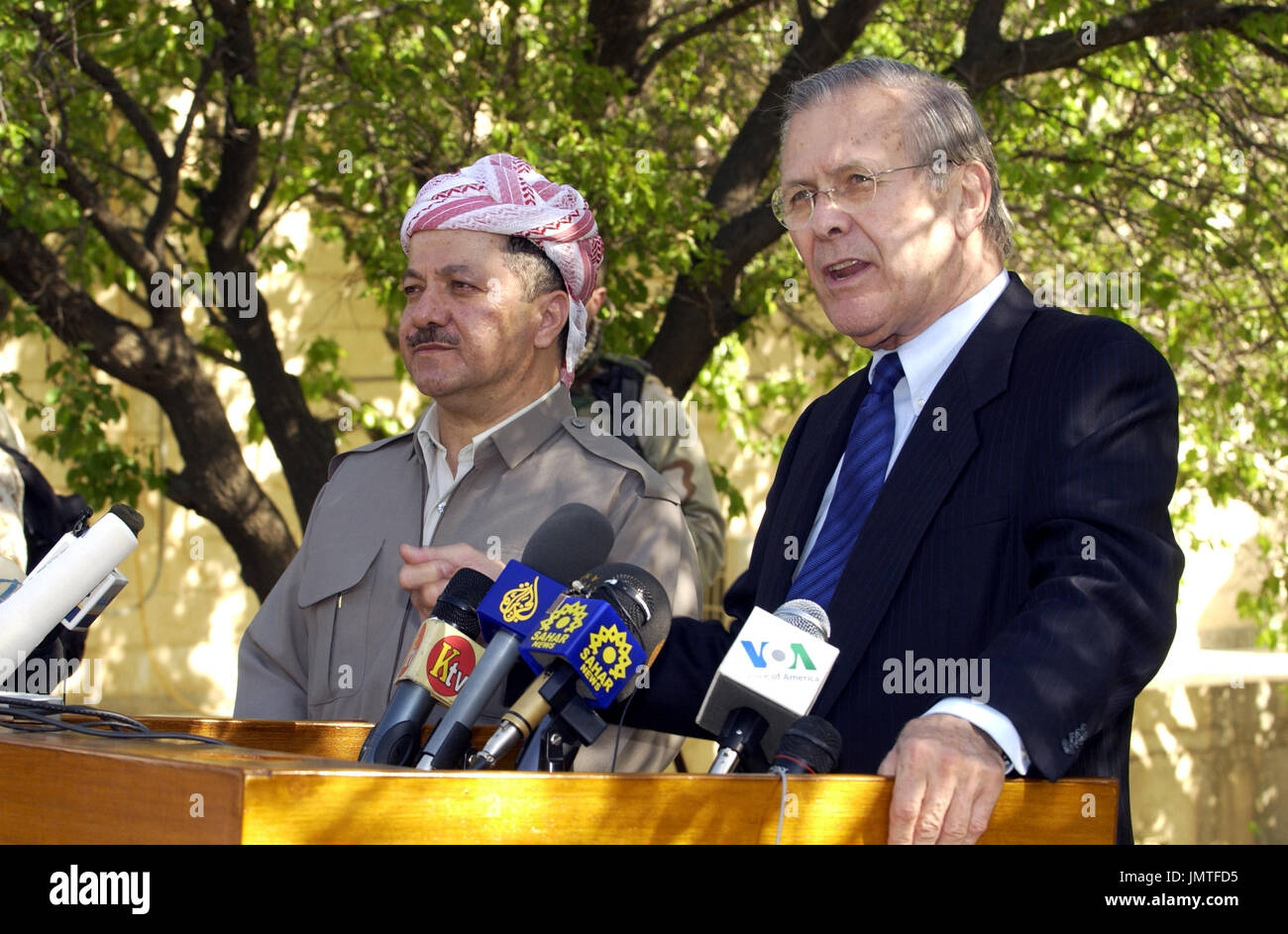 Sala Huddin, Irak - 12. April 2005--Vereinigte Staaten Minister fuer Verteidigung Donald H. Rumsfeld und Massoud Barzani führen in Sala Huddin, Irak, eine Pressekonferenz am 12. April 2005. Rumsfeld traf früher mit Barzani und andere Führer der kurdischen Demokratischen Partei Punkte von gemeinsamem Interesse zu diskutieren. Rumsfeld ist im Irak mit USA und Koalitionstruppen zu besuchen und mit den neu gewählten Mitgliedern der irakischen Regierung zu erfüllen. Bildnachweis: Cherie A. Thurlby, US Air Force über CNP Stockfoto