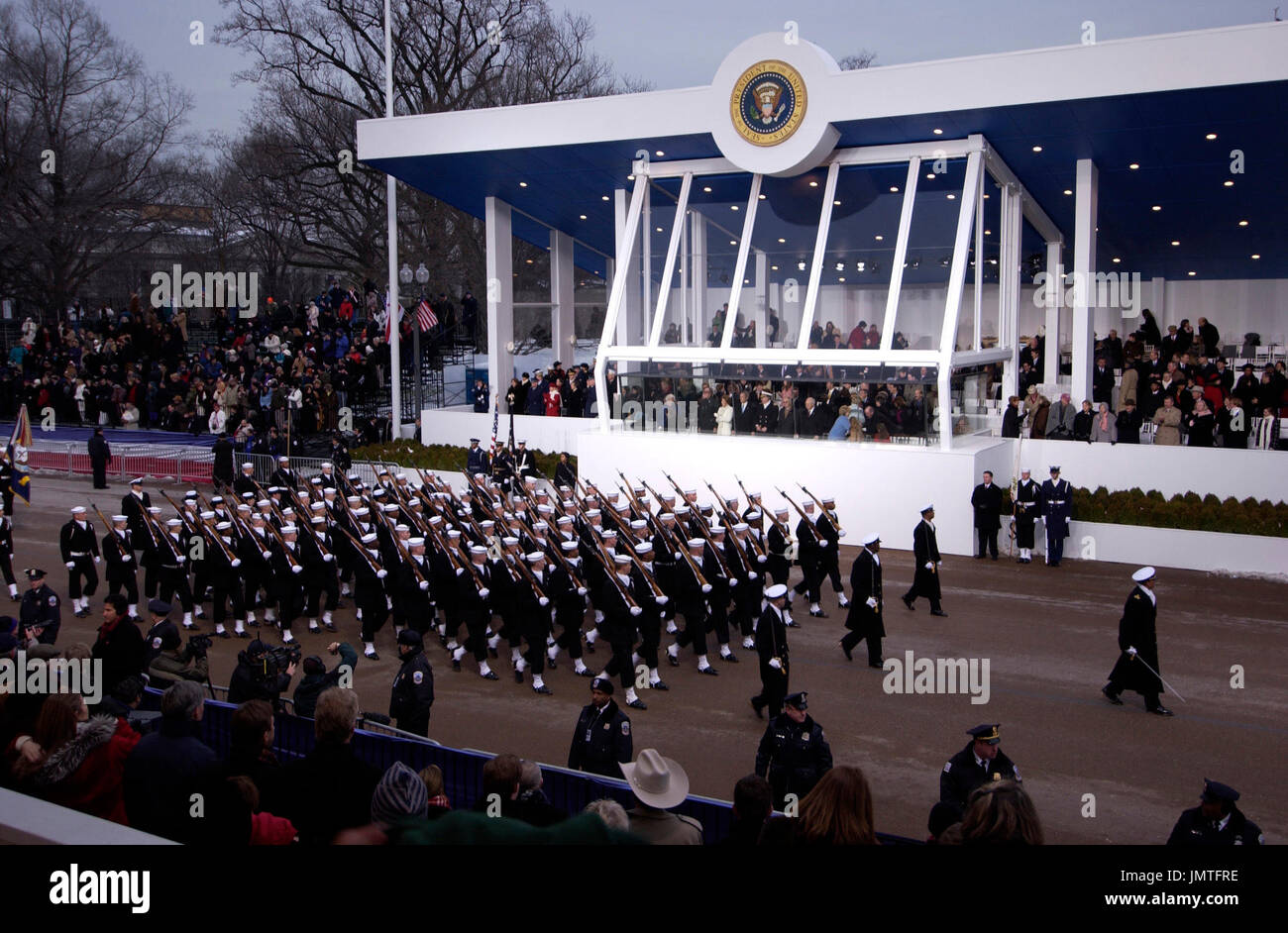 Der United States Navy Honor Guard marschiert Pässe in Beitrag für US-Präsident George W. Bush während der 2005 Presidential Inaugural Parade in Washington D.C. am 20. Januar 2005. Mehr als 5.000 US-Militärangehörige sind konstituierende Veranstaltungen beteiligt. Militärischen zeremonielle Support umfasst traditionell musikalische Einheiten, marching Bands, Farbe wachen, feuern Details und Gruß Batterien neu vereidigten in Oberbefehlshaber zu Ehren. Stockfoto