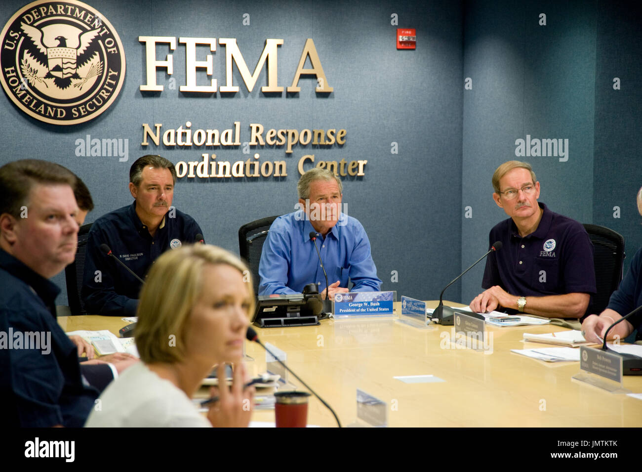 Washington, DC, 31. August 2008--US-Präsident George W. Bush tritt Federal Emergency Management Agency (FEMA) Administrator David Paulison und FEMA stellvertretender Administrator Harvey Johnson und anderen FEMA-Mitarbeiter für eine Video-Telefonkonferenz mit Federal Partner, FEMA Regionen und Staaten, die möglicherweise durch Hurrikan Gustav FEMA Hauptquartier betroffen sein werden. Bildnachweis: Bill Koplitz - FEMA über CNP Stockfoto