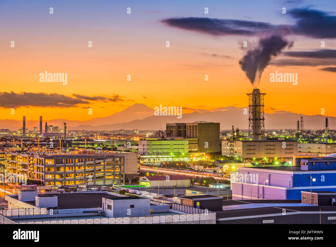 Kawasaki, Japan-Fabriken und Mt. Fuji. Stockfoto