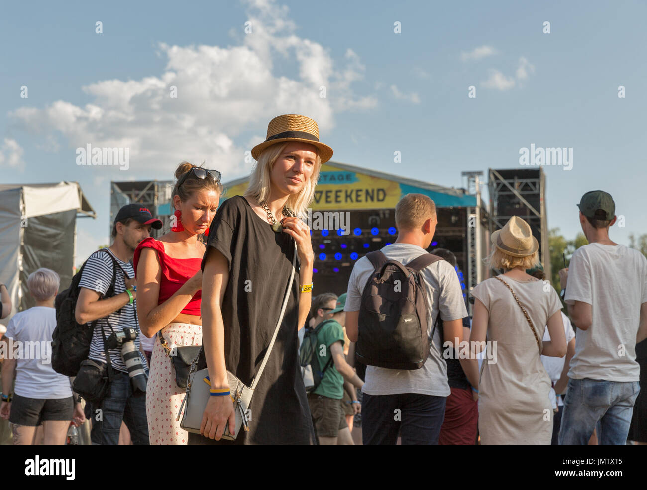 Kiew, UKRAINE - 29. Juni 2017: Junge Fans besuchen Konzert im Freien auf dem Atlas Wochenende Musikfestival in nationalen Expocenter. Stockfoto