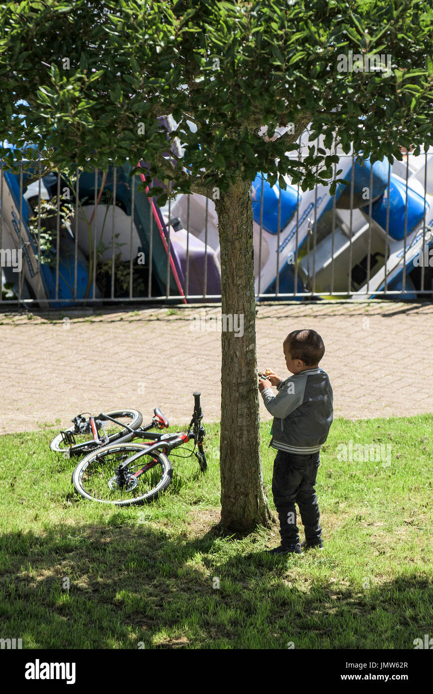 Ein kleiner Junge spielt auf seinem eigenen. Stockfoto