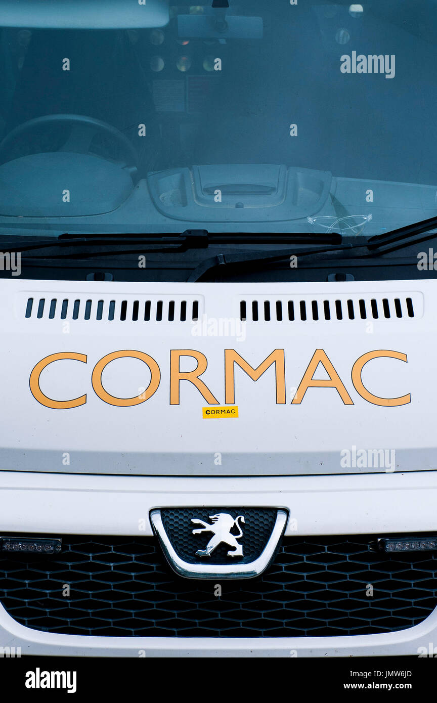 Ein Fahrzeug mit der Cormac-Logo auf der Vorderseite. Stockfoto