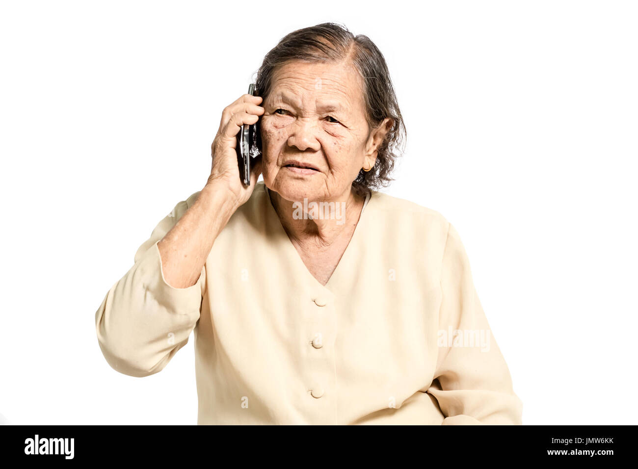 Porträt eines senior asiatischen Frauen am Smartphone sprechen. Isoliert auf weißem Hintergrund mit Beschneidungspfad Stockfoto