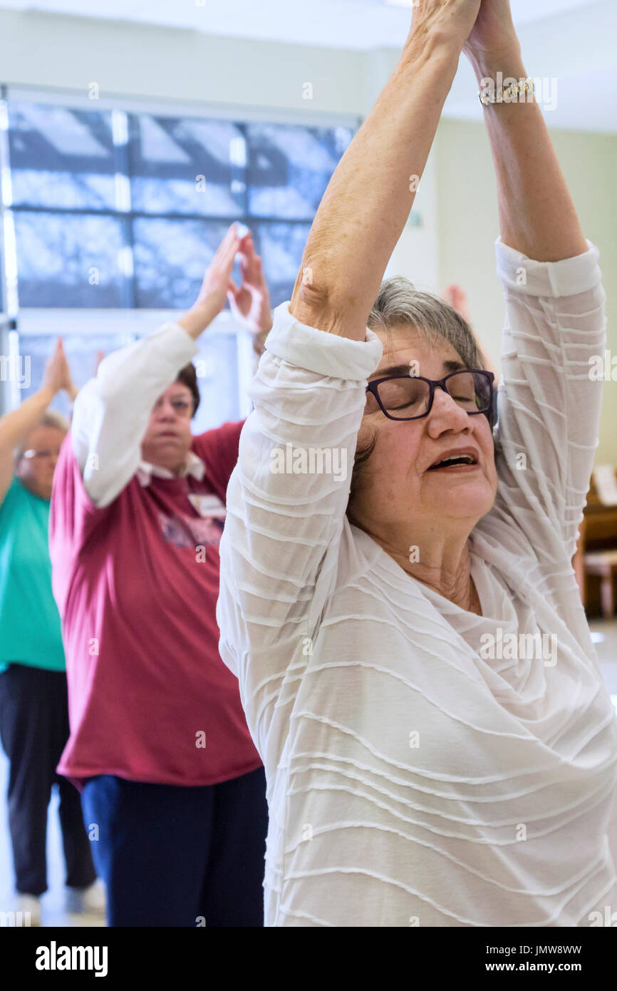 Kochsalzlösung, Michigan - pensionierte Lehrerin Diane Evans lehrt Tai Chi für Senioren im Bereich Senior Center Kochsalzlösung. Stockfoto