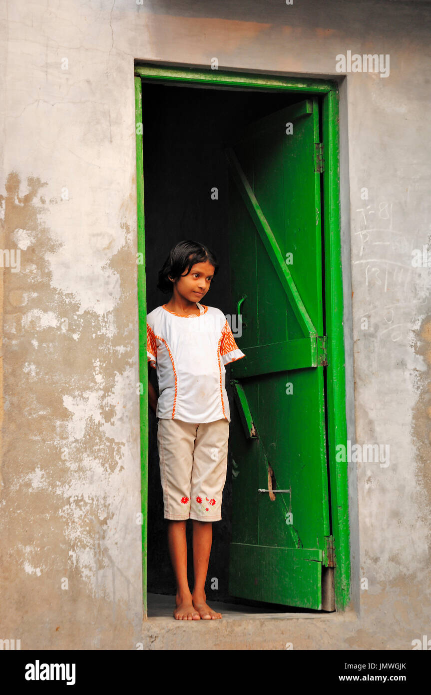 Indische Mädchen an Haustür, Bharatpur, Rajasthan, Indien | Indisches näher eine Haustuer Bharatpur, Rajasthan, Indien Stockfoto