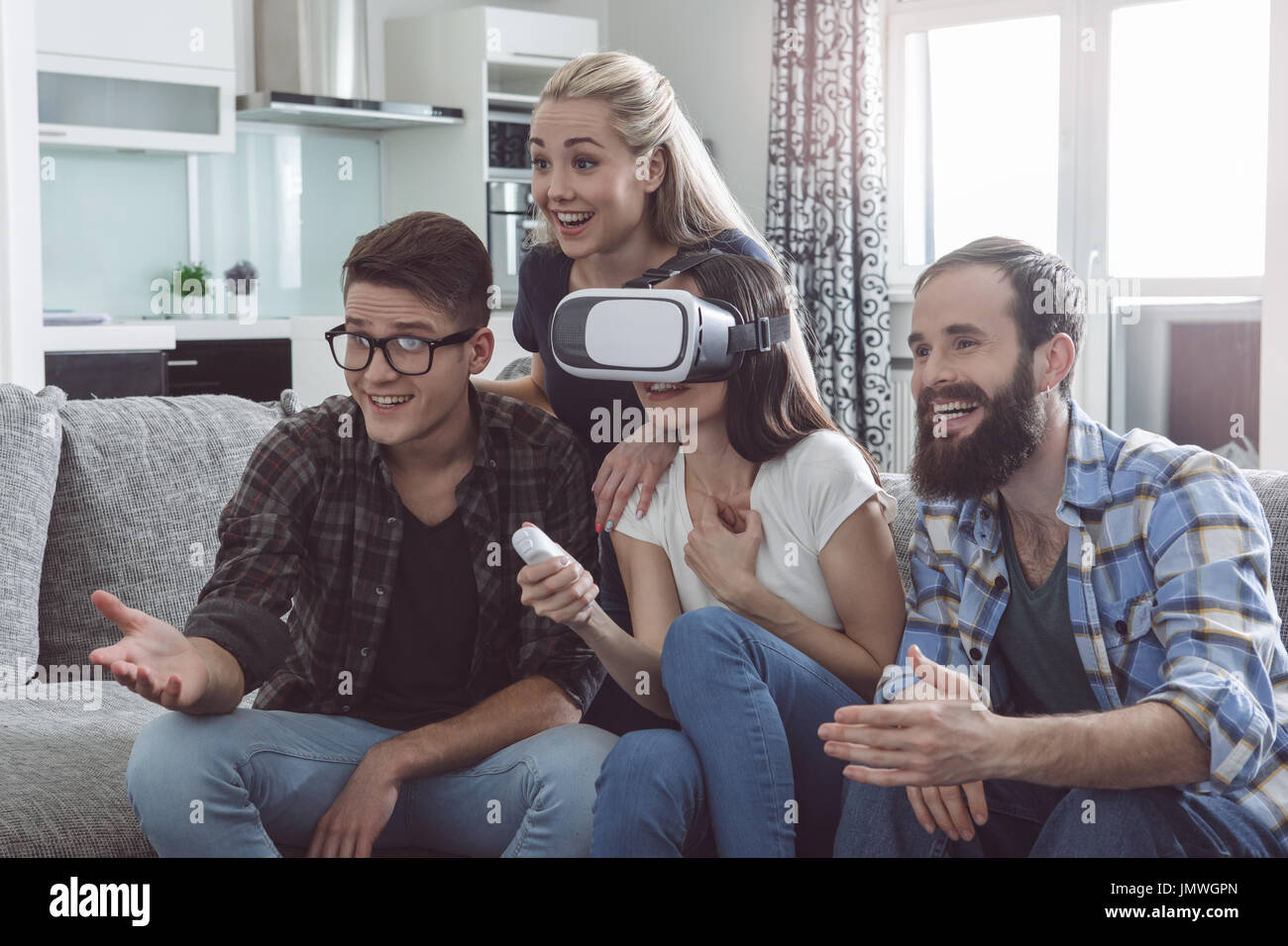 Freunde, die Partei zusammen drinnen virtual-Reality-Kopfhörer Stockfoto