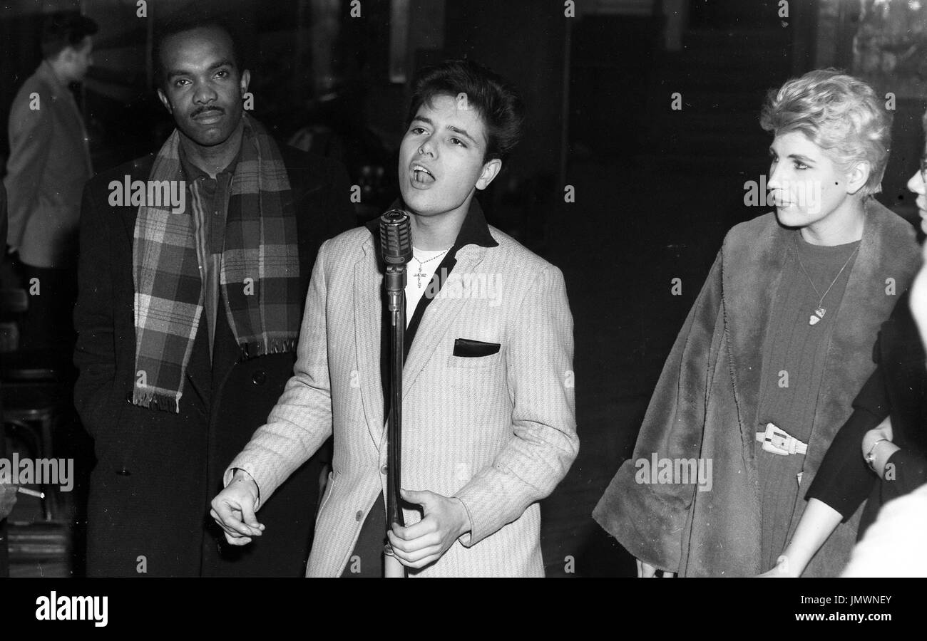 Cliff Richard im Alter von 17 Jahren im Chiswick Empire April 1958. Großbritannien 1950s darstellende Sängerin Berühmtheit Stockfoto