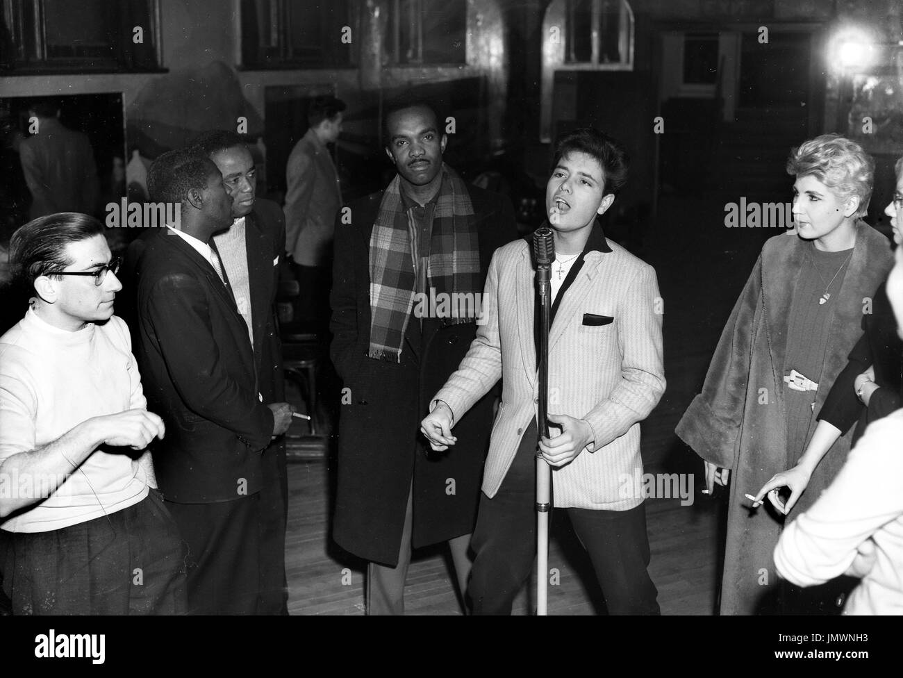 Cliff Richard im Alter von 17 Jahren im Chiswick Empire April 1958. Großbritannien 1950s darstellende Sängerin Berühmtheit Stockfoto