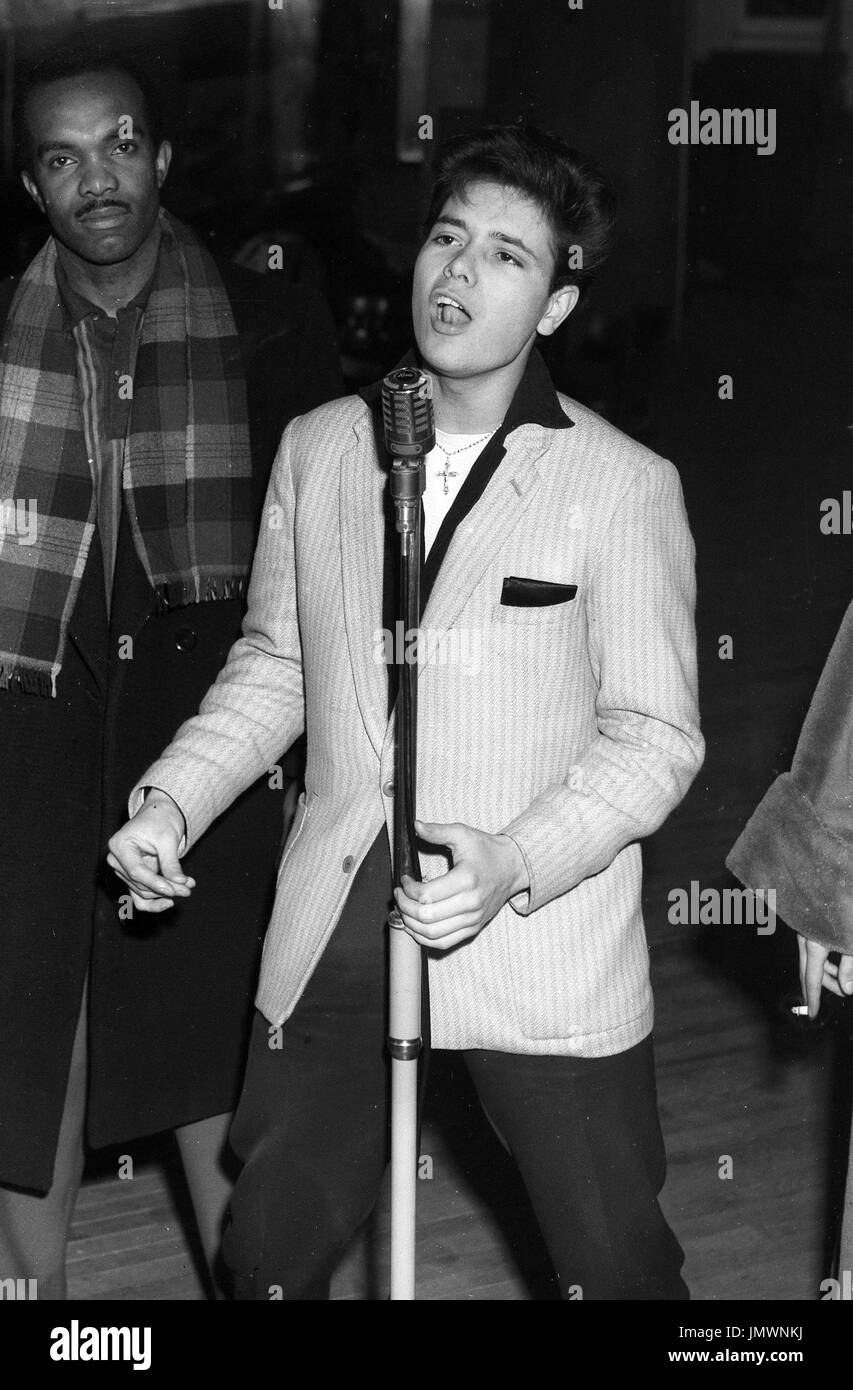 Cliff Richard im Alter von 17 Jahren im Chiswick Empire April 1958. Großbritannien 1950s darstellende Sängerin Berühmtheit Stockfoto