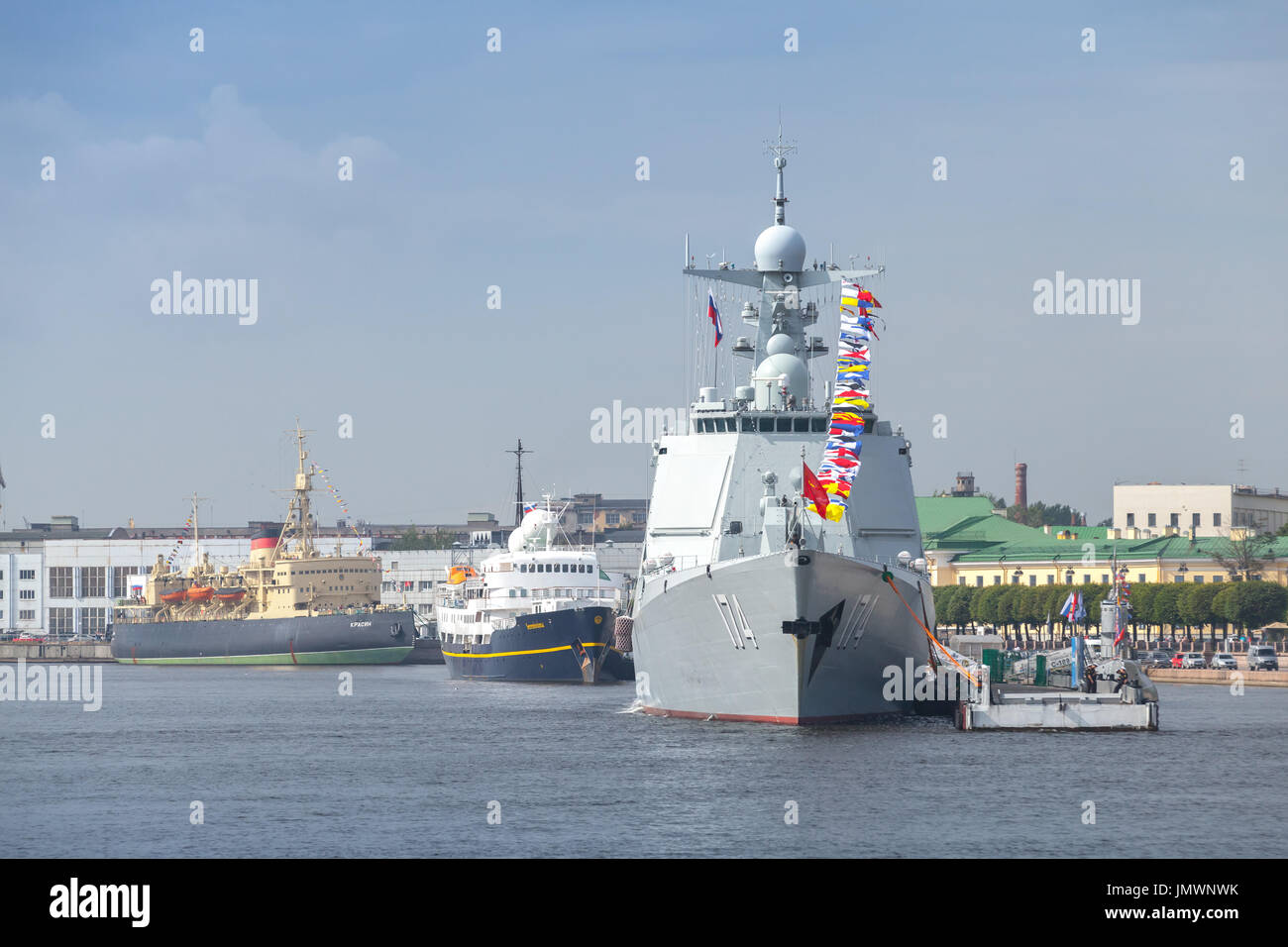 Sankt-Petersburg, Russland-28. Juli 2017: Chinesische Kriegsschiff 174 steht auf der Newa festgemacht. Generalprobe für die Parade der russischen Seestreitkräfte. Typ Stockfoto