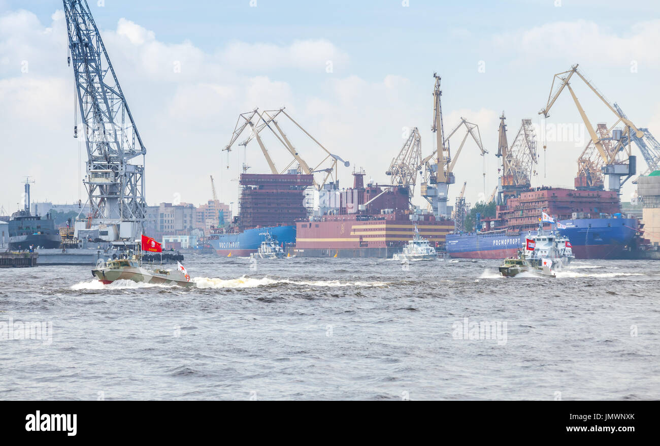Sankt-Petersburg, Russland-28. Juli 2017: Kleine Kriegsschiffe gehen auf der Newa. Generalprobe für die Parade der russischen Seestreitkräfte Stockfoto