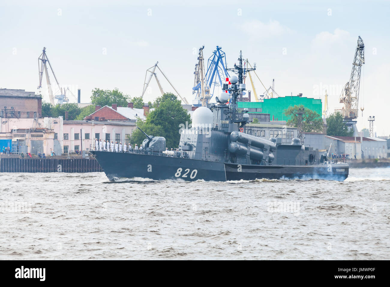 Sankt-Petersburg, Russland-28. Juli 2017: Kriegsschiff auf der Newa. Generalprobe für die Parade der russischen Seestreitkräfte. Projekt 1241, Klasse von sowjetischen m Stockfoto
