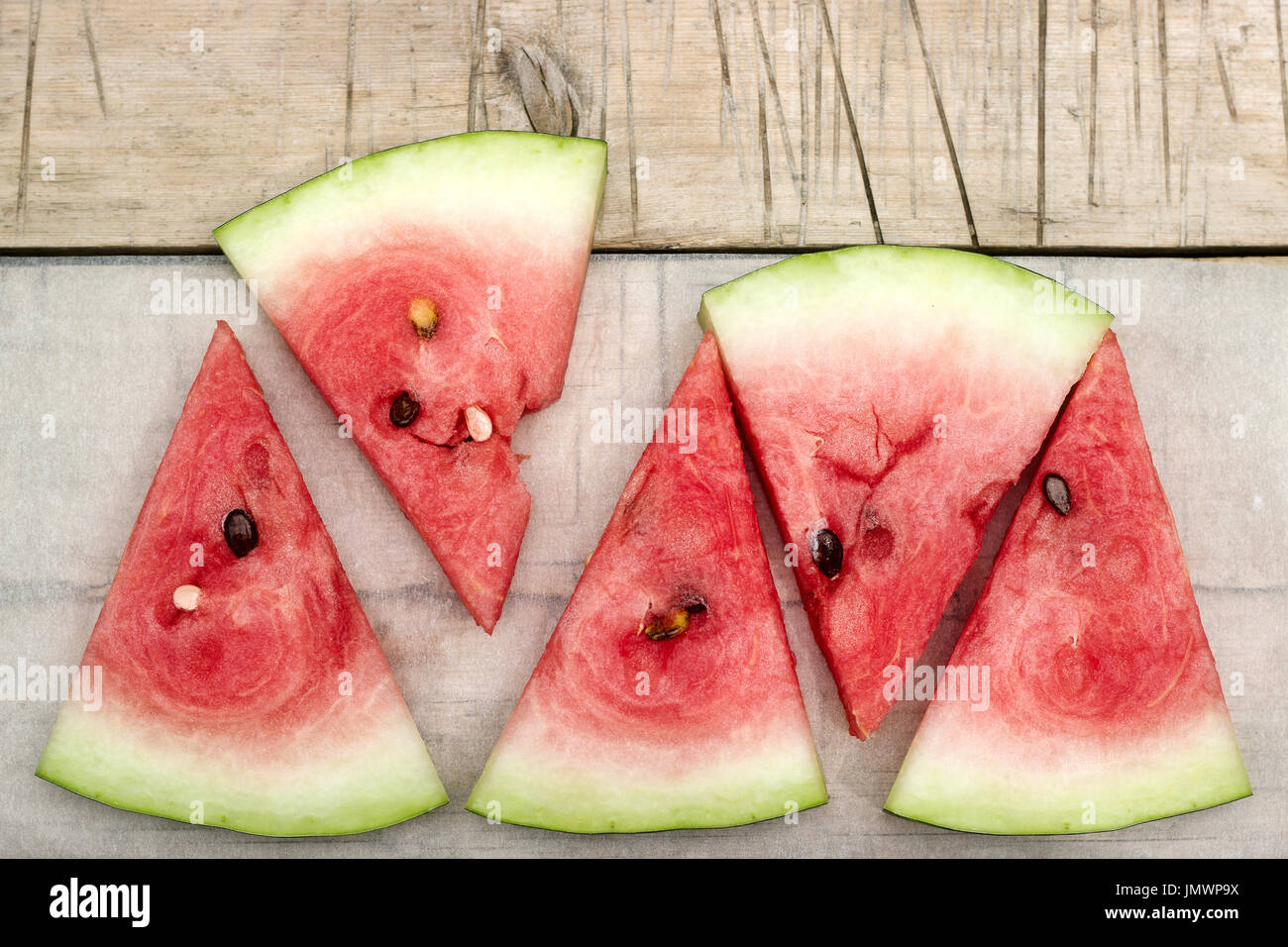 Wassermelone-Scheiben auf einem Holztisch Stockfoto