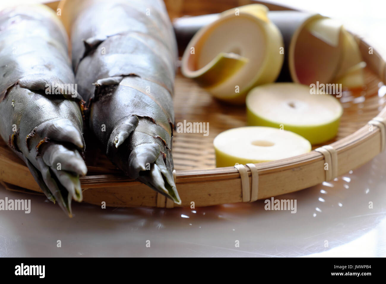 Nahaufnahme von zwei Bambussprossen auf Sackleinen Hintergrund, beliebtes Vietnam Gemüse in der Regenzeit Stockfoto
