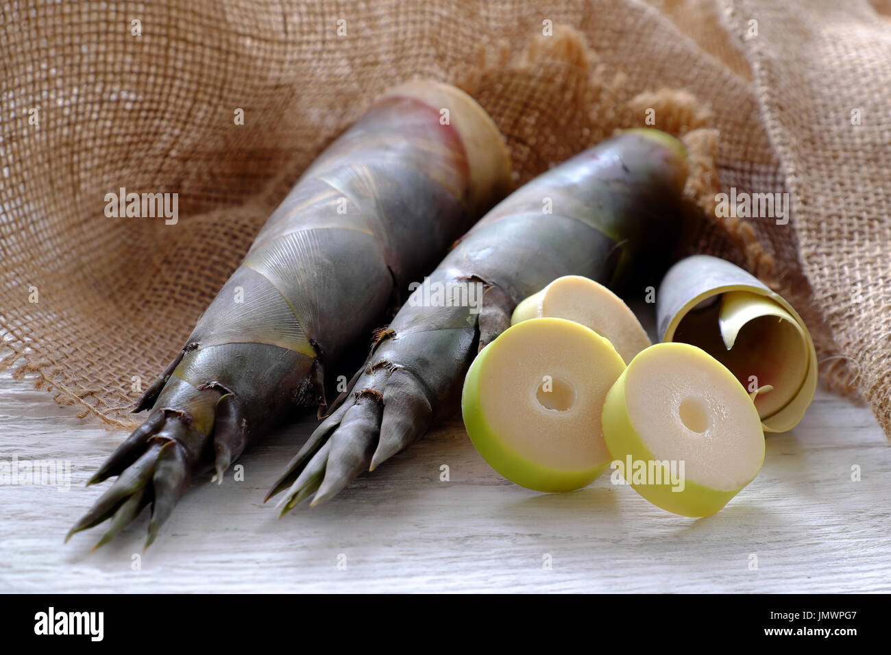 Nahaufnahme von zwei Bambussprossen auf Sackleinen Hintergrund, beliebtes Vietnam Gemüse in der Regenzeit Stockfoto