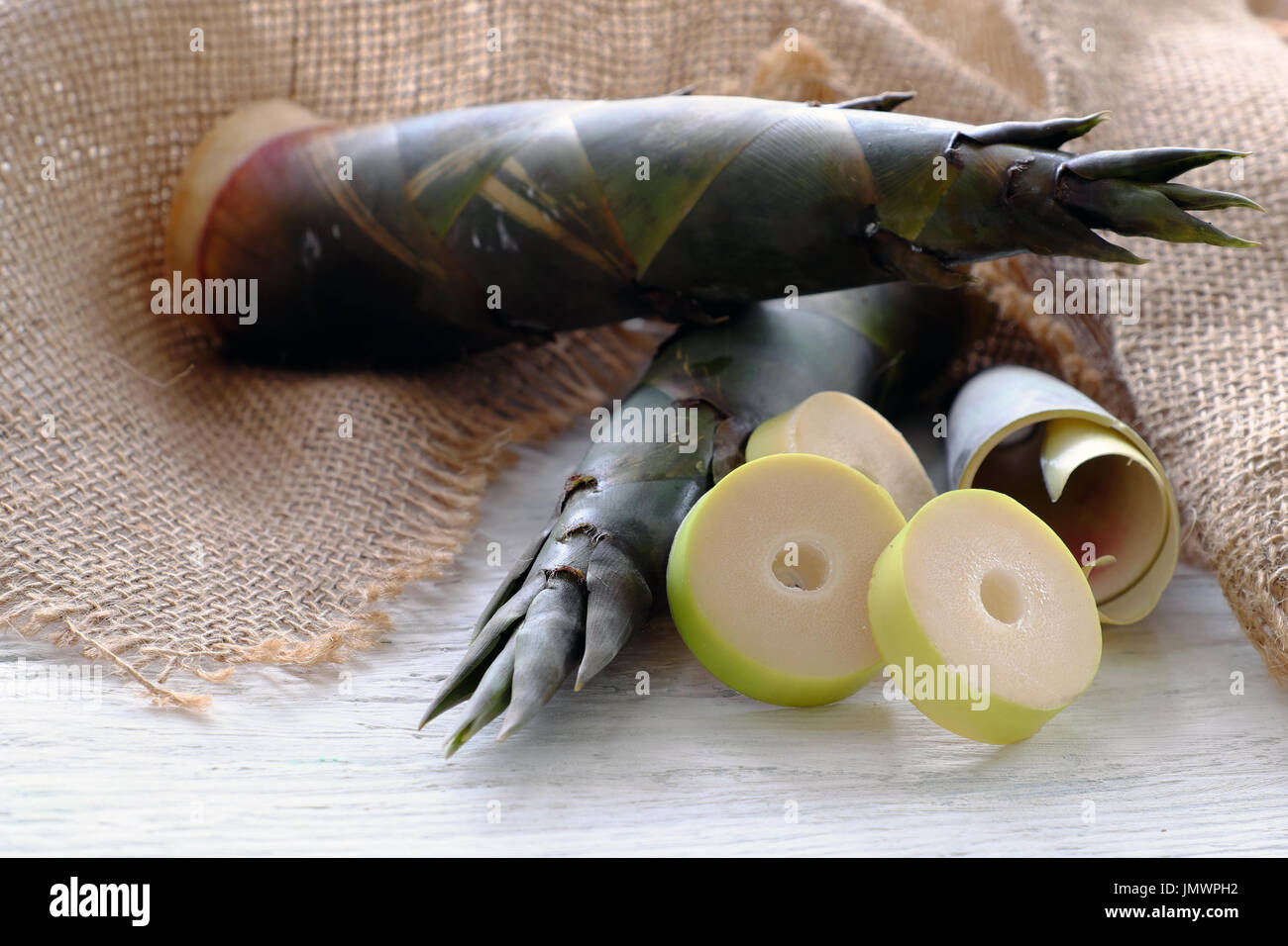 Nahaufnahme von zwei Bambussprossen auf Sackleinen Hintergrund, beliebtes Vietnam Gemüse in der Regenzeit Stockfoto