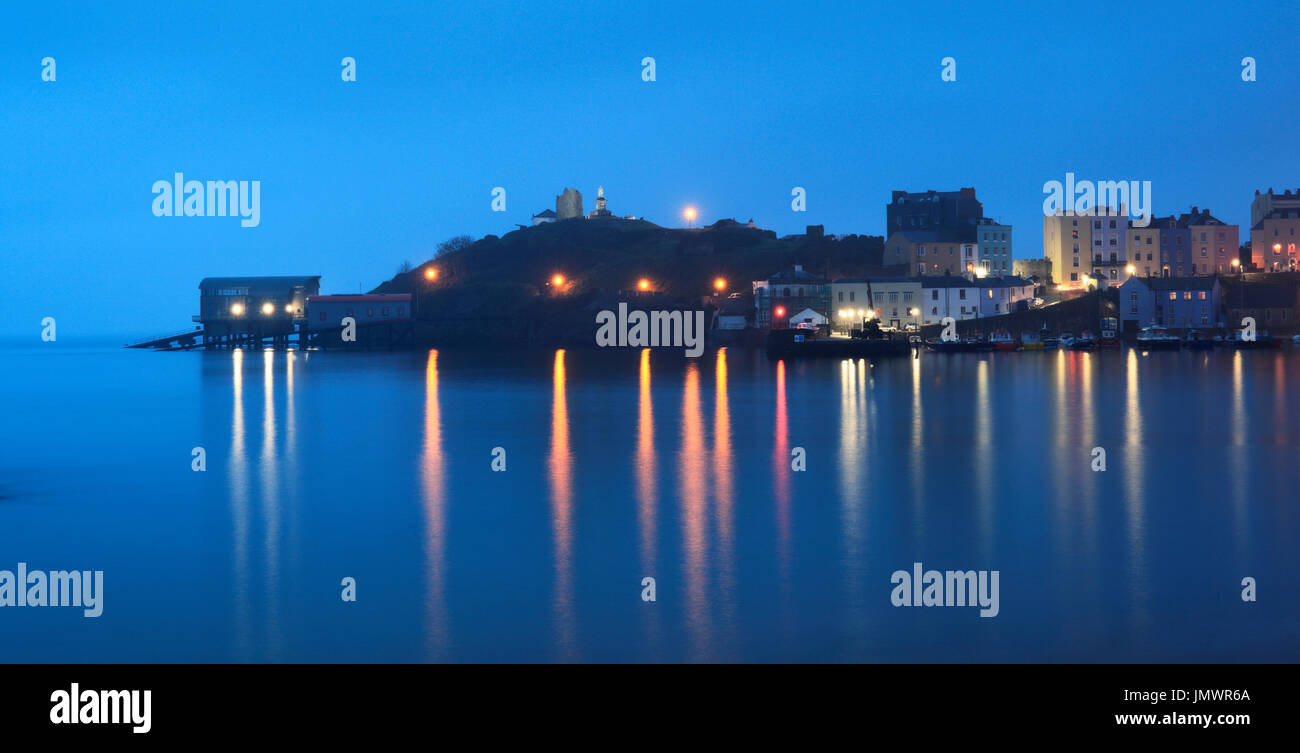 Meer Nebel rollt Castle Hill nad Hafen, Tenby, Pembrokeshire, Wales, Europa Stockfoto