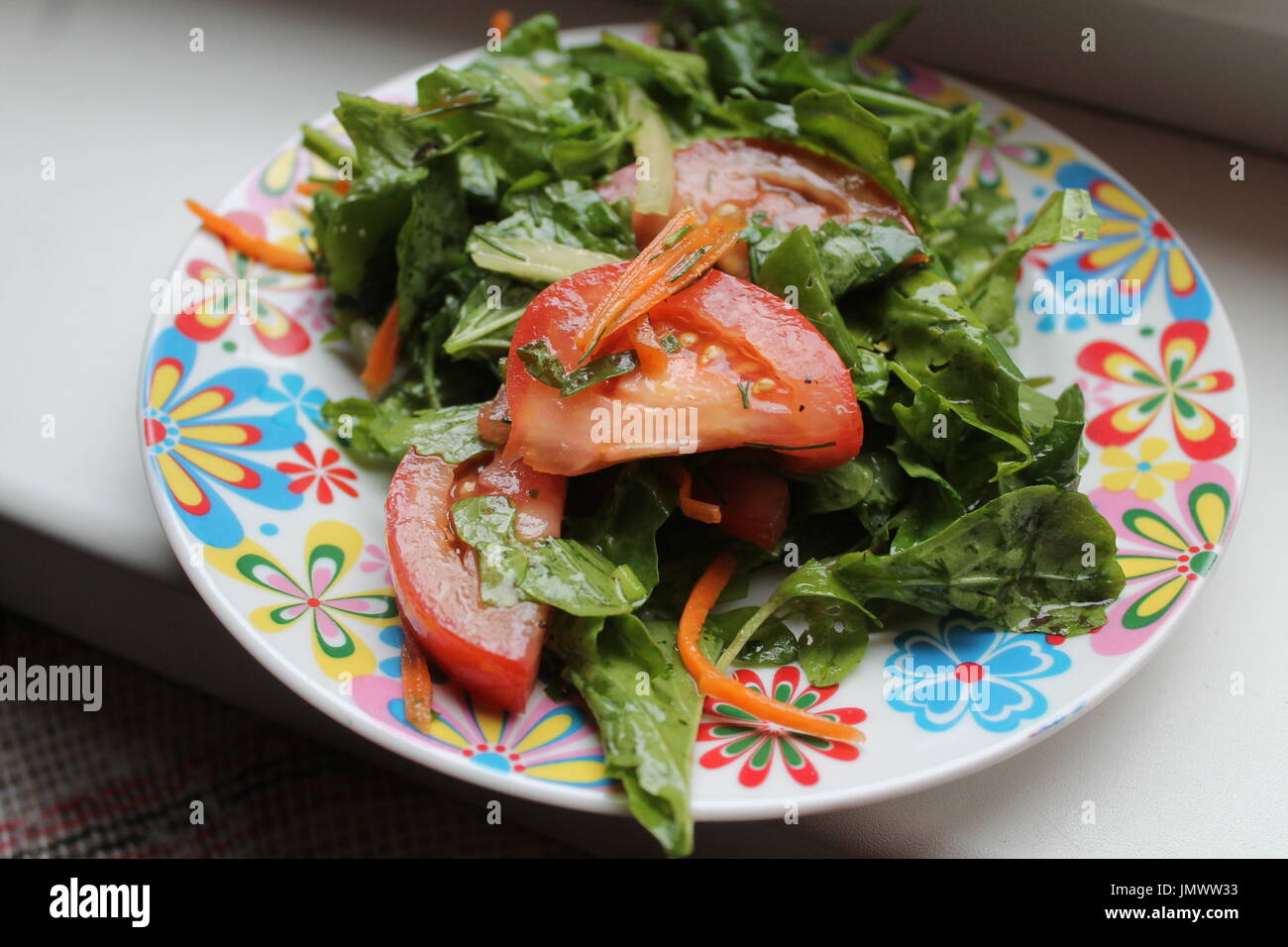 leichte vegetarische Salat aus Rucola Blätter mit Zellstoff Reife rote Tomaten unter Olivenöl Stockfoto