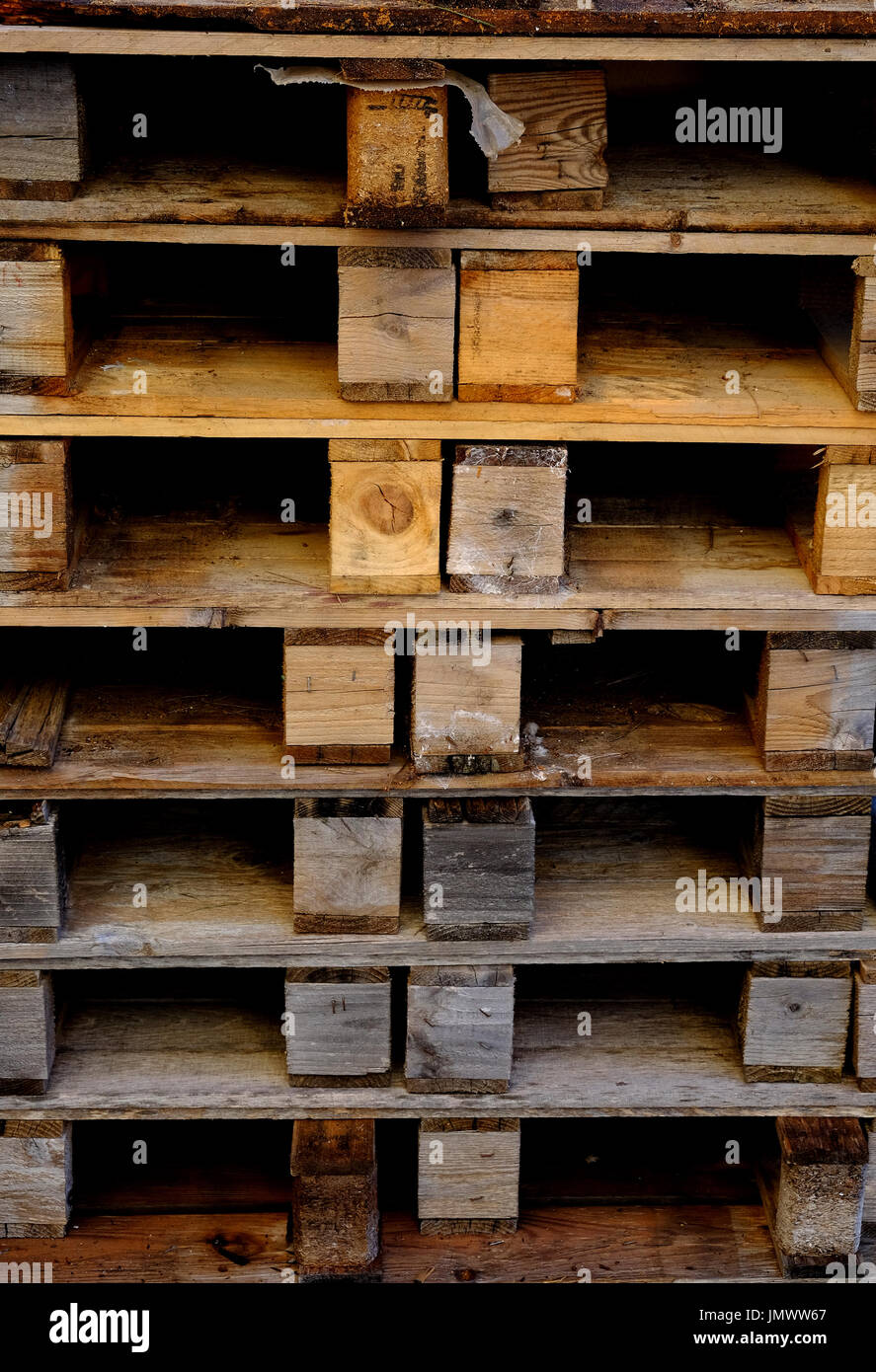 Stapeln von Paletten aus Holz für industrielle Einlagen Stockfoto