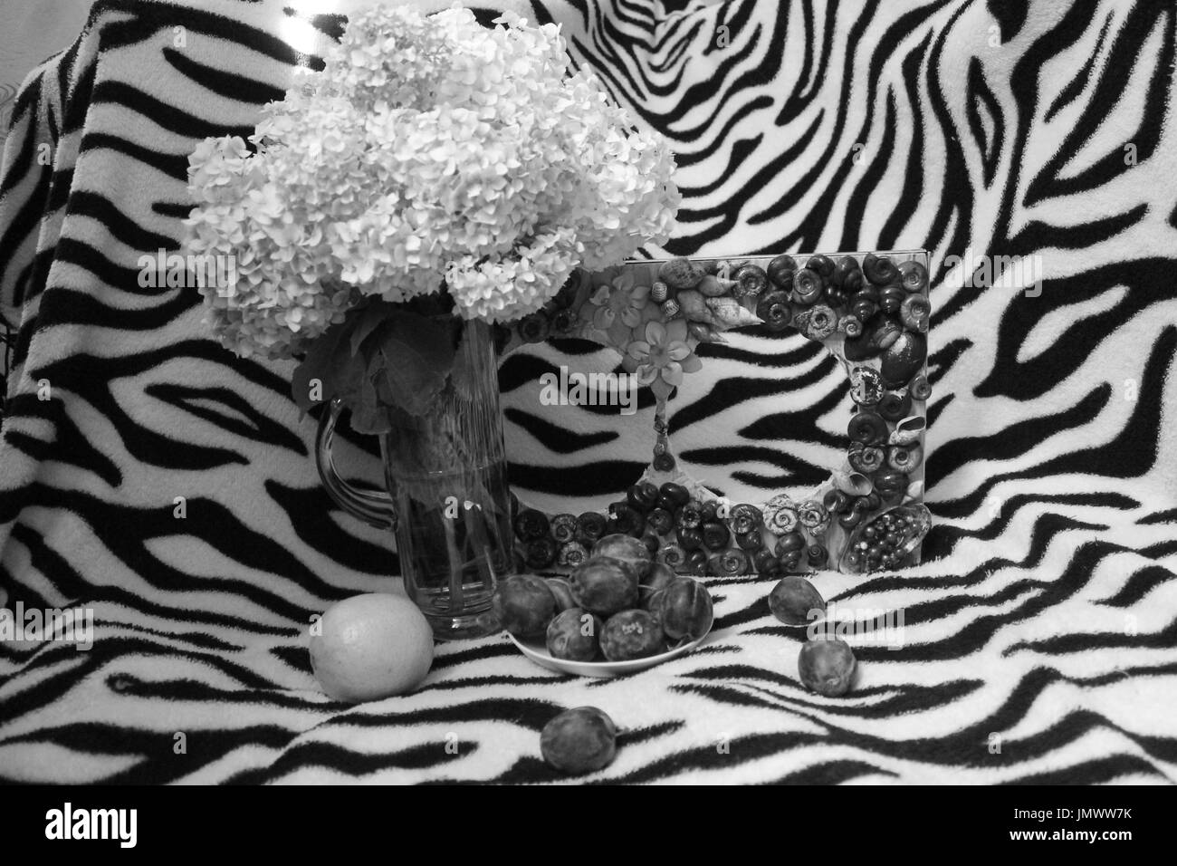 Bouquet von Garten Hortensie Blume in voller Blüte mit reifen Früchten auf Zebra gestreiften Hintergrund Stockfoto