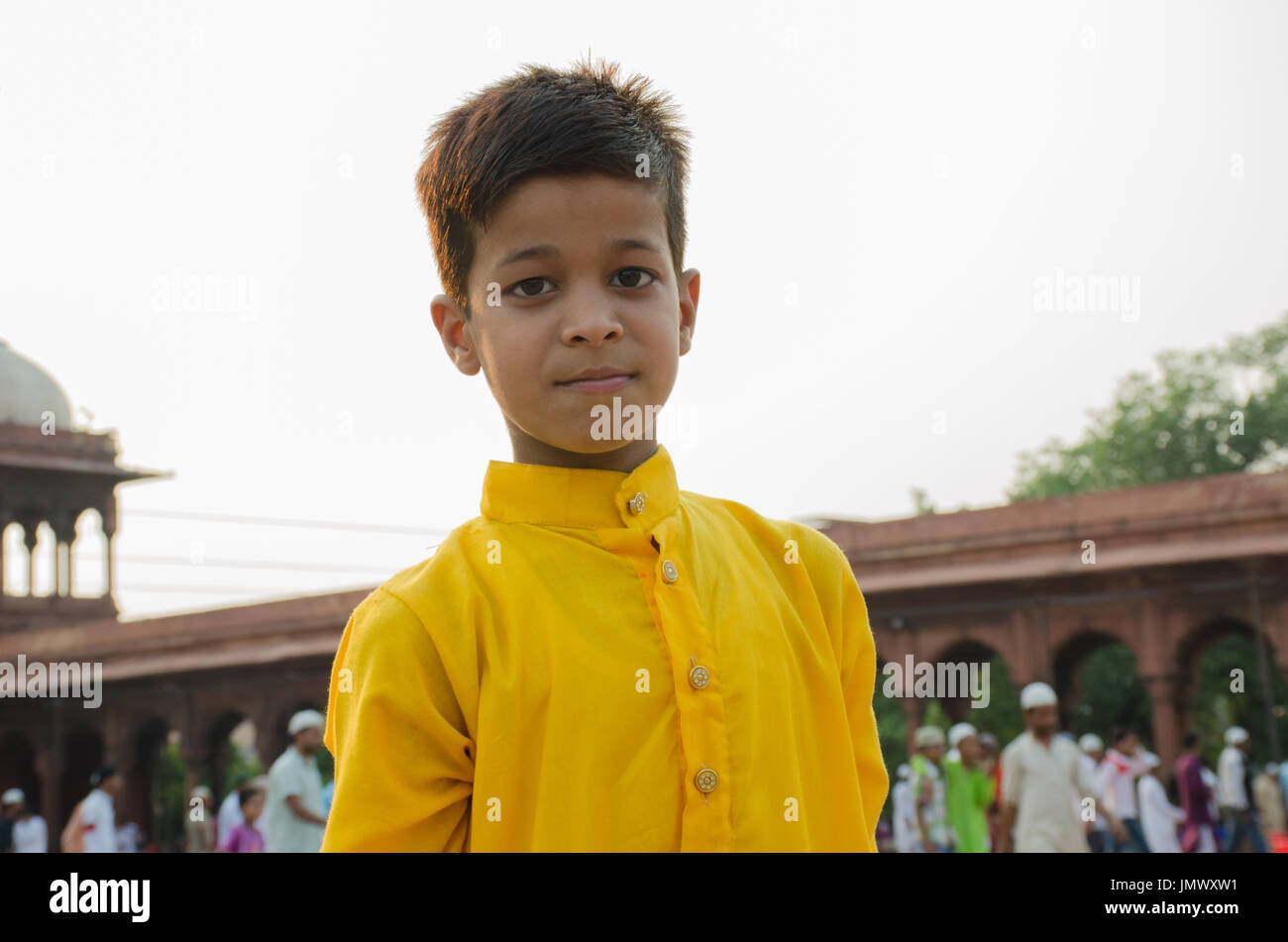 Jama Masjid, Old Delhi, Indien - 24. Juni 2017: Porträt einer niedlichen indischer Junge, kam Gebet zu sprechen, wie sie die letzten Freitag vor Eid feiern. t Stockfoto