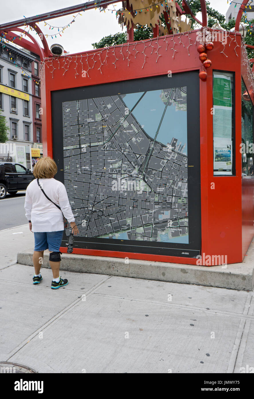 Check-out eine Karte der Innenstadt von Manhattan Chinatown-Informations-Kiosk an der Canal Street in Neqw York City Tourist. Stockfoto