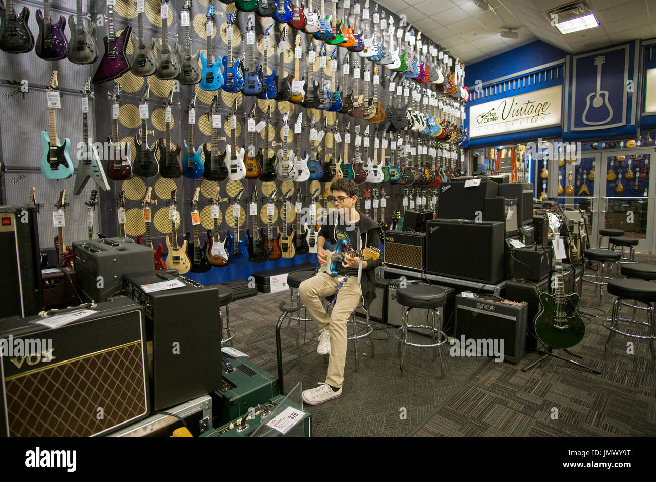 Guitar picking Fotos und Bildmaterial in hoher Auflösung Alamy
