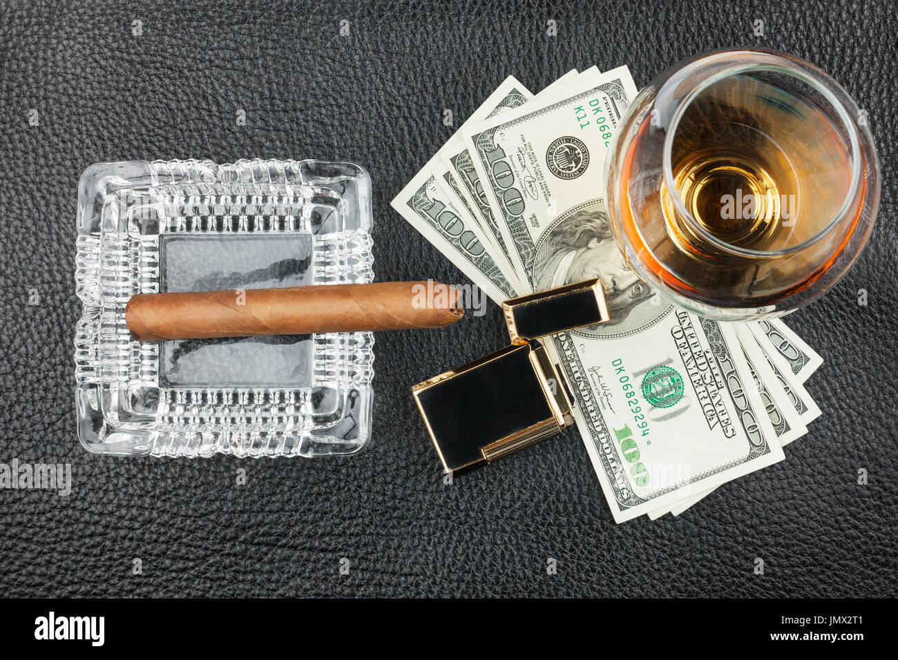 Mannes Lebensstil ist Rauchen, Alkohol, Geld. Ansicht von oben Stockfoto