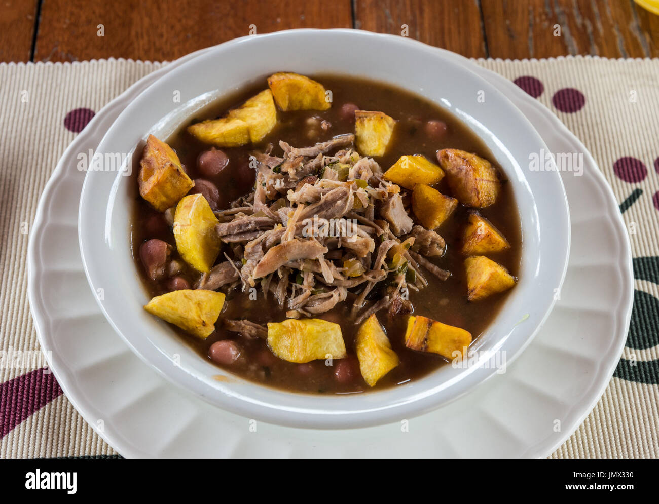 Lokale Küche, Huhn und Bohnen Suppe in eine Schüssel weiß. Kolumbien, Südamerika. Stockfoto