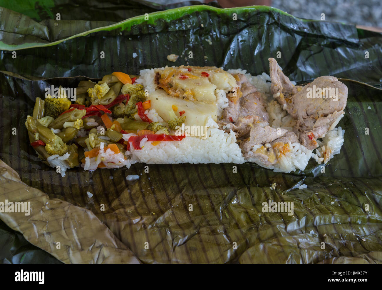 Bananenblatt eingewickelt Reis und Huhn. Kolumbien, Südamerika. Stockfoto
