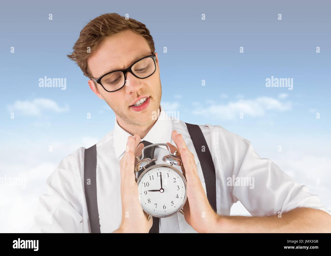 Digitalen Verbund aus Mann, hält die Uhr vor der Himmel Stockfoto