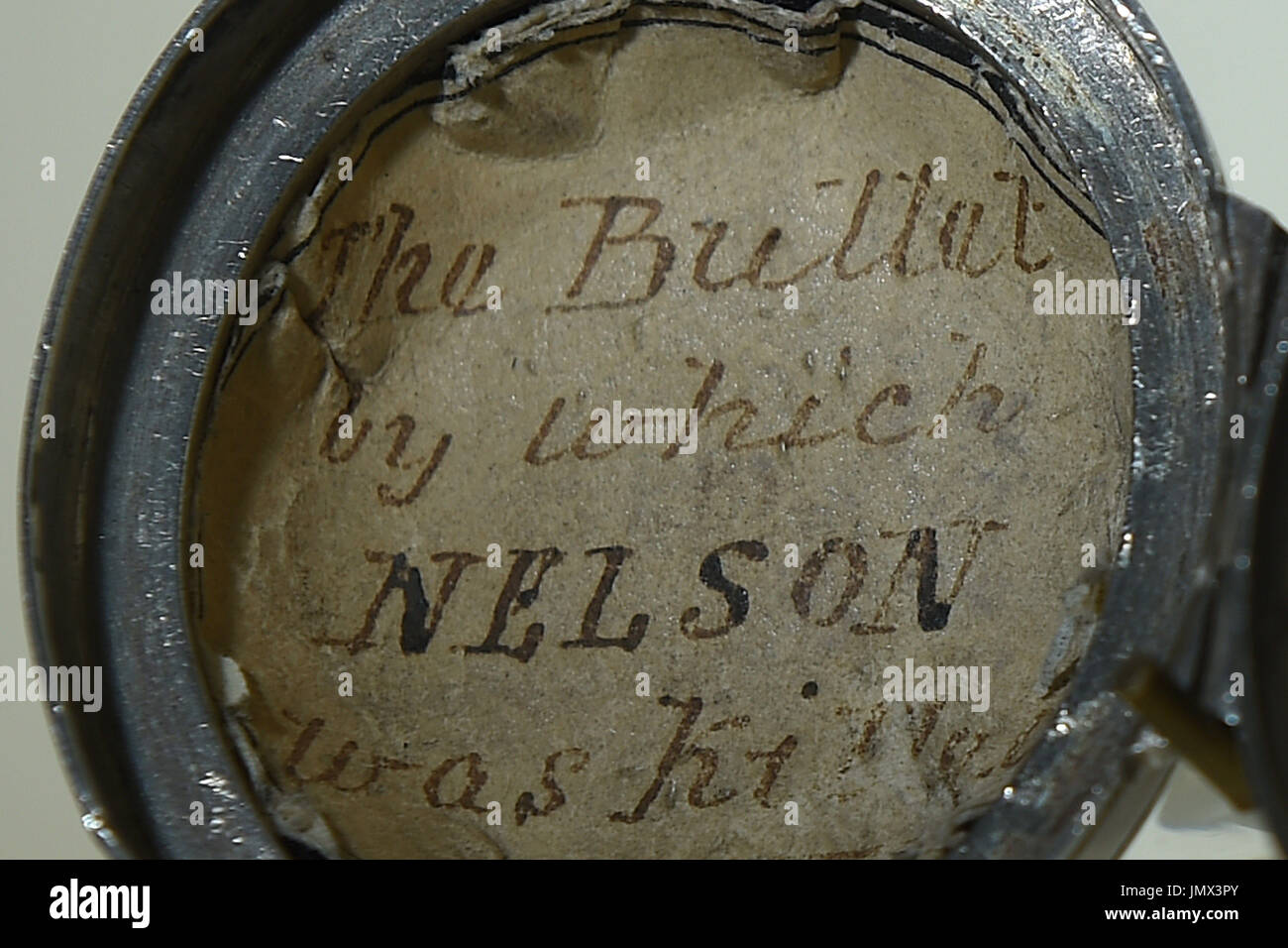 Das Medaillon des Chirurgen William Beatty, um die Kugel zu halten, die Admiral Lord Nelson bei der Schlacht von Trafalgar getötet hat, wird in der Nelson & Norfolk Ausstellung im Norwich Castle Museum & Art Gallery ausgestellt. Stockfoto