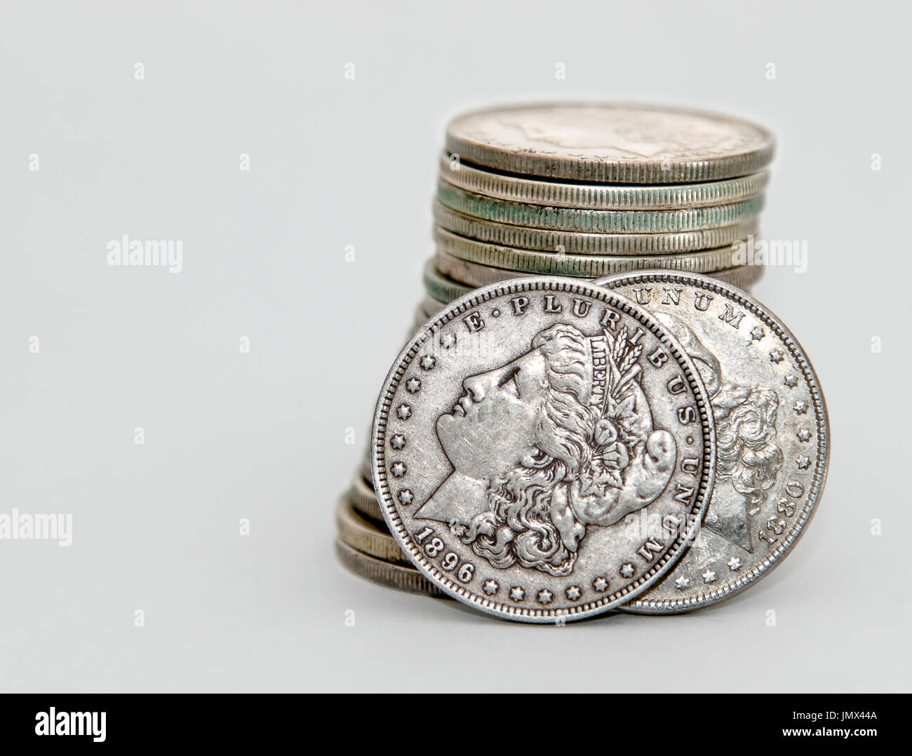 1896 bis 1880 Münzen Morgan Dollar Stütze dich auf einen Stapel von anderen Morgans. Stockfoto