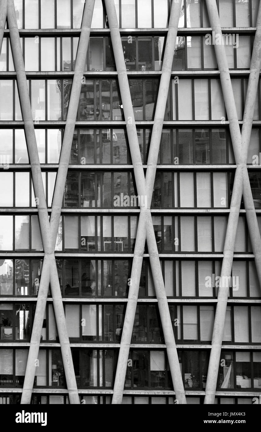 Nahaufnahme eines Wohnhauses in schwarz und weiß. Stockfoto