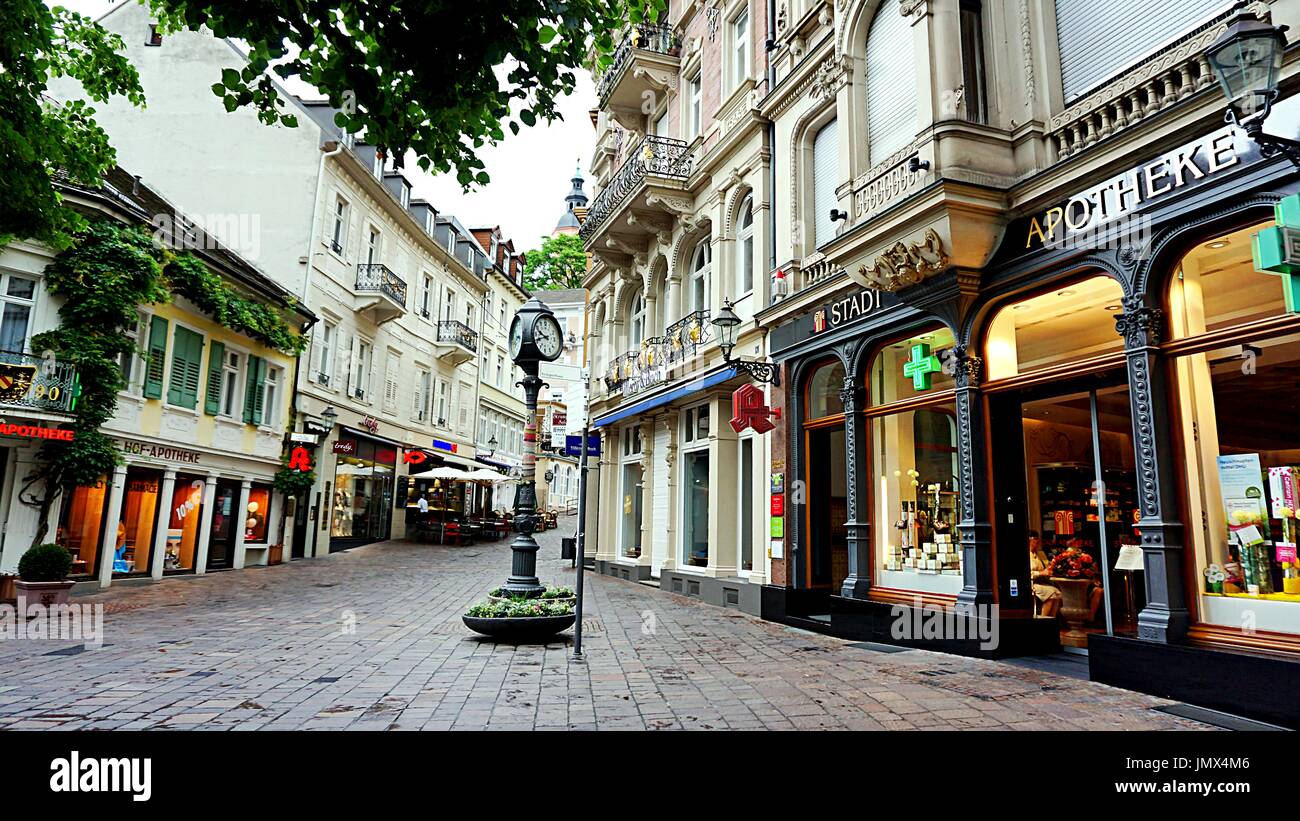 Die Geschäfte befinden sich in der Altstadt Baden-Baden, Baden-Württemberg,  Deutschland Stockfotografie - Alamy