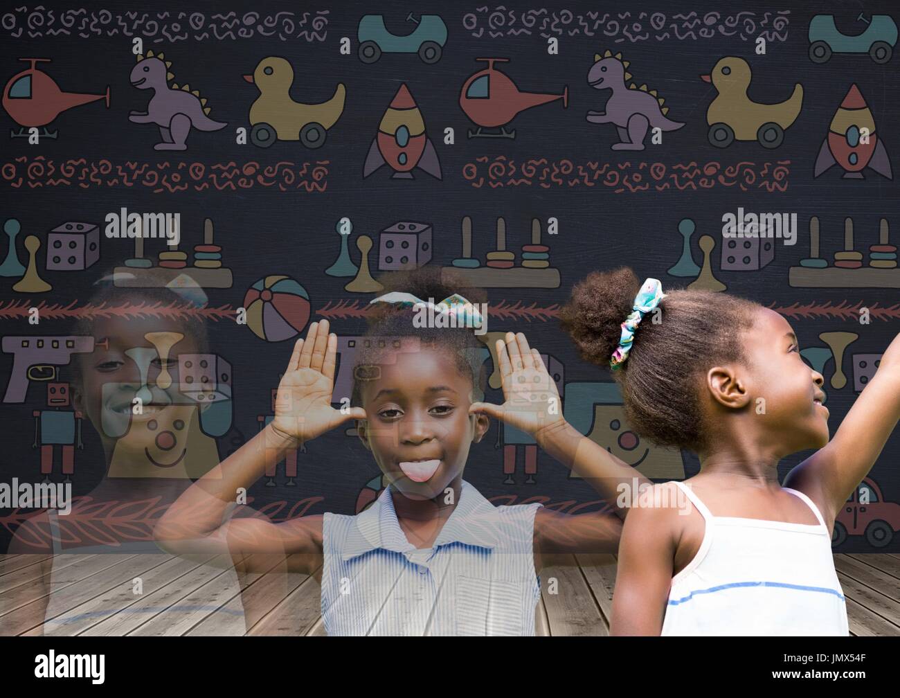 Digitalen Verbund aus Mädchen Übergang Effekt verblassen mit Blackboard-Hintergrund und Spielzeug-Grafiken Stockfoto