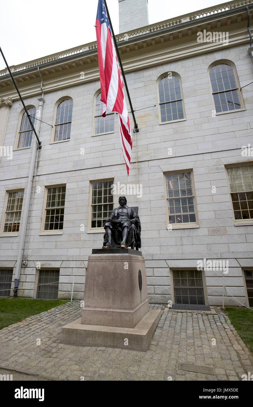 John Harvard Statue außerhalb Halle der Universität Harvard Universität Boston USA Stockfoto