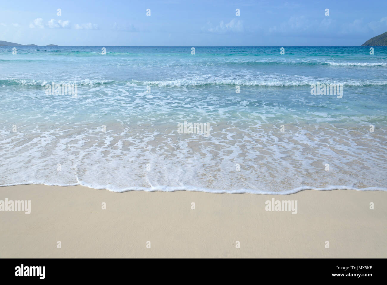 Sandy Beach und Wellen, Insel Tortola, Britische Jungferninseln, Karibik Stockfoto