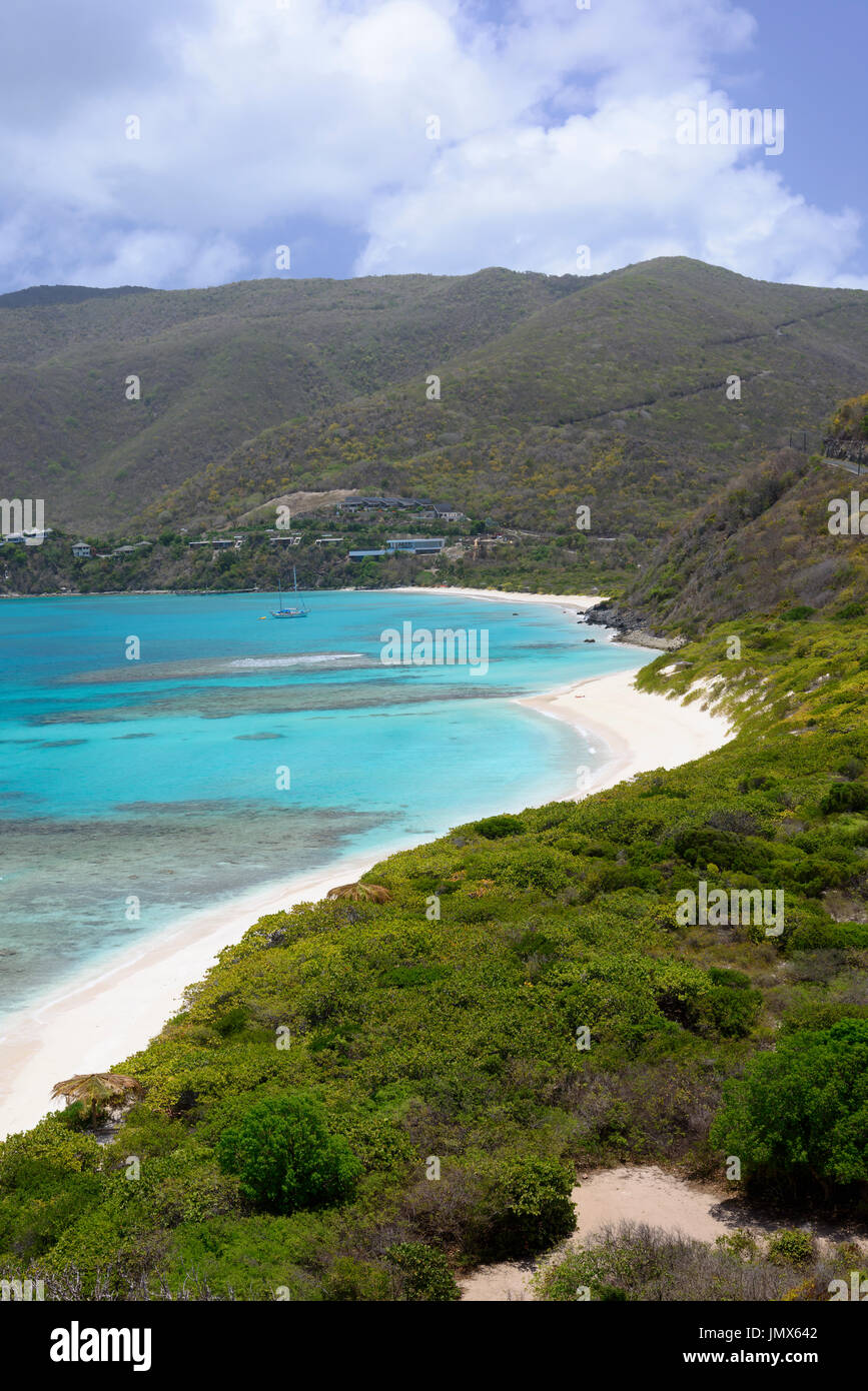 Sandy Beach von Savannah Bay mit Vegetation auf Hügel, Savannah Bay, British Virgin Islands, Karibik Stockfoto