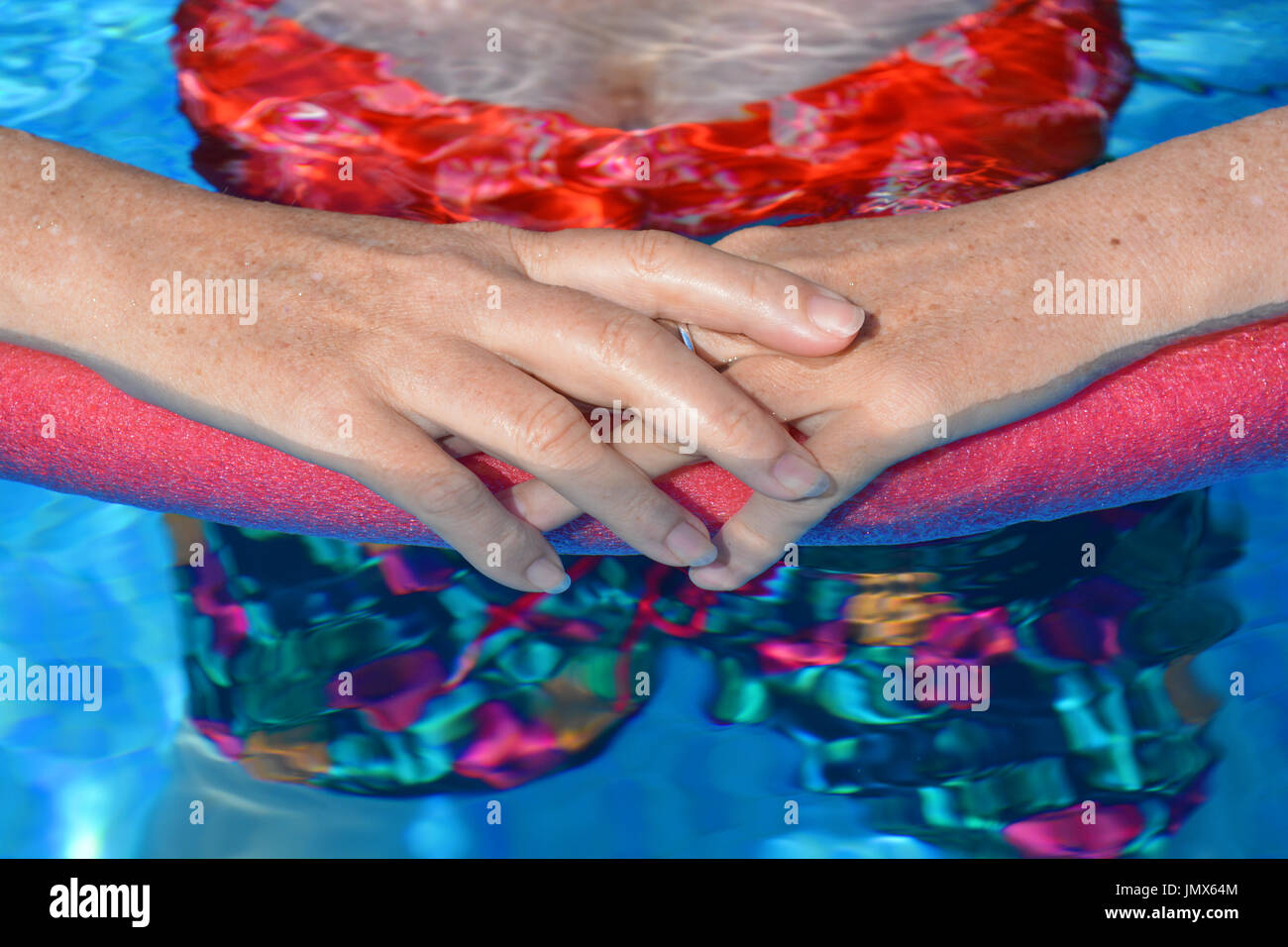 Cool bleiben! Frau, die in einem Schwimmbad hält eine Pool-Nudel. Stockfoto