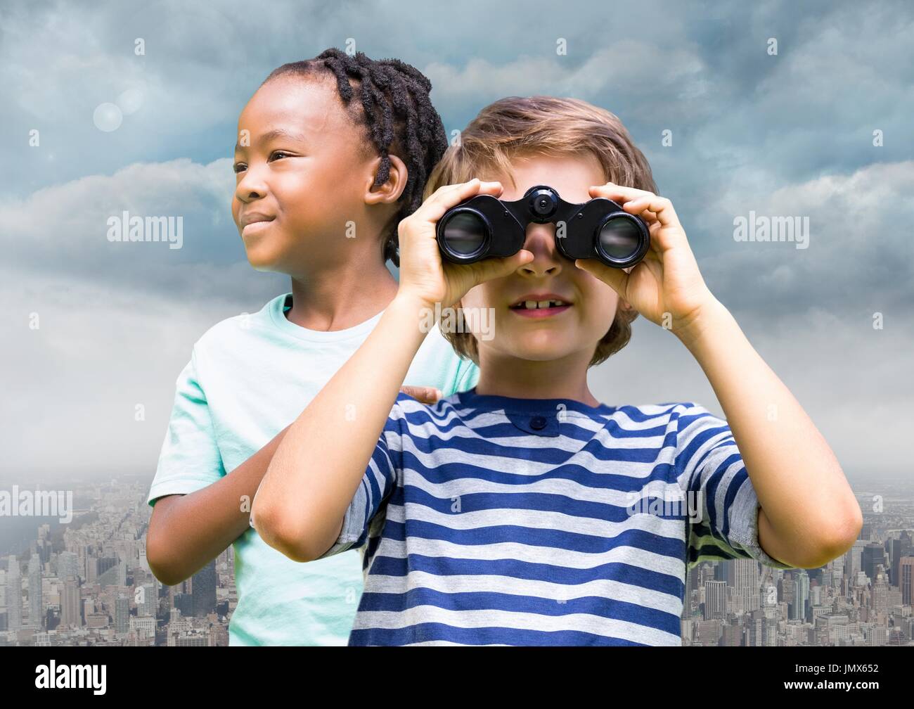 Digitalen Verbund von jungen mit dem Fernglas über Stadt Stockfoto