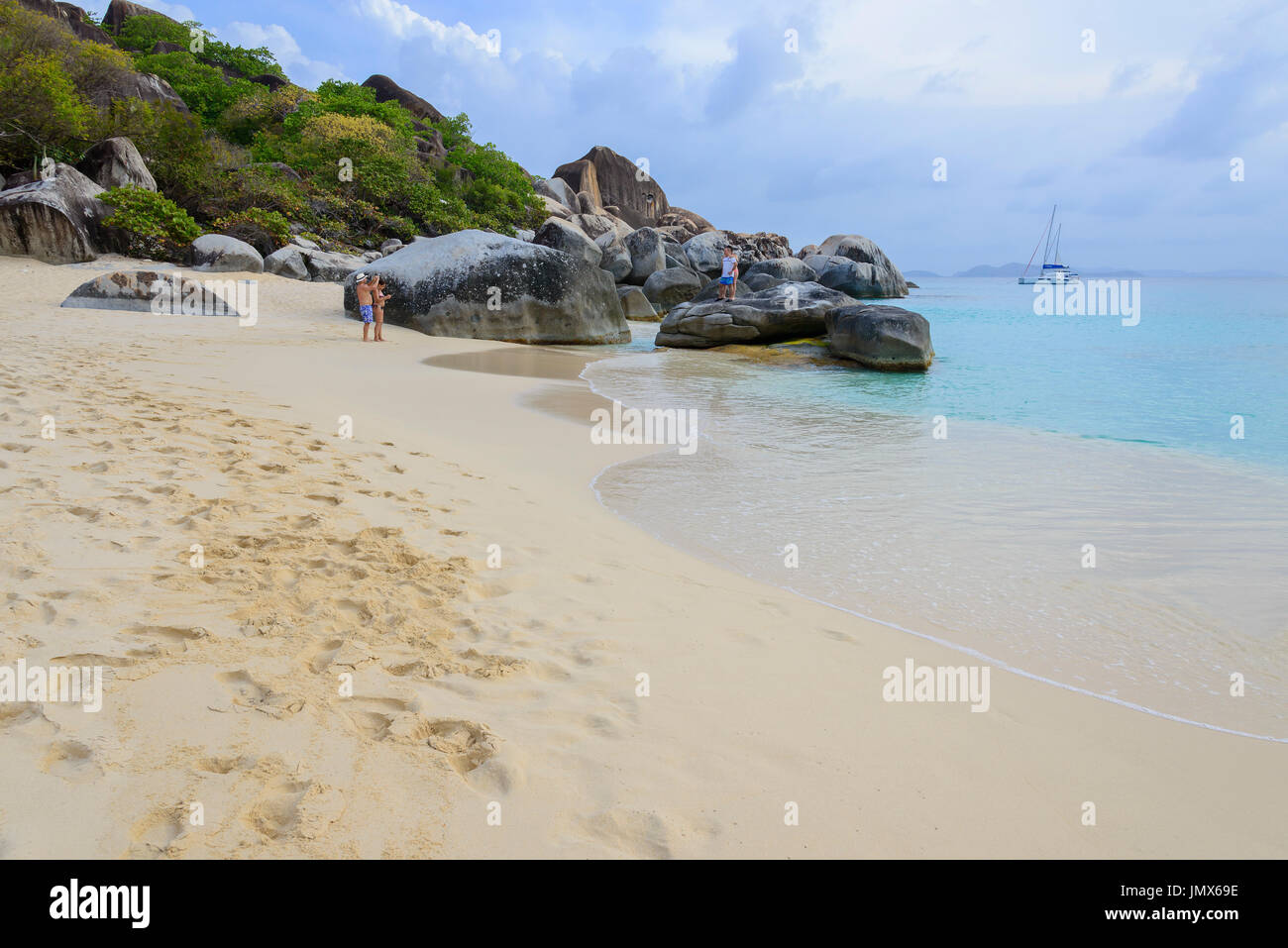 Frühling-Bucht mit Felsbrocken und Wandern Menschen, Virgin Gorda Island, Britische Jungferninseln, Karibik Stockfoto