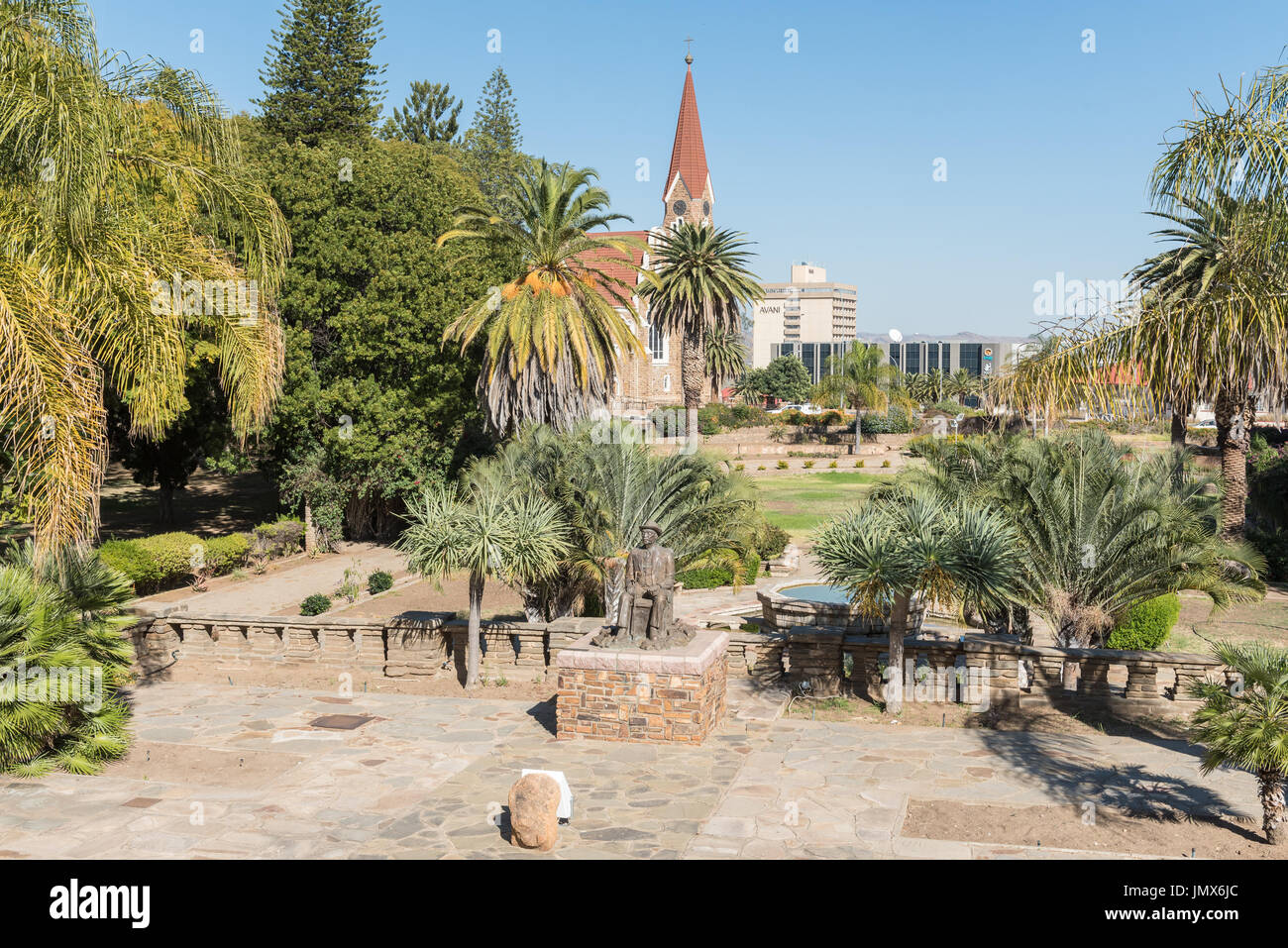 WINDHOEK, NAMIBIA - 17. Juni 2017: Gärten an der Tintenpalast (Deutsch für "Tintenpalast"), der namibische Parlamentsgebäude in Windhoek. Statue von hier Stockfoto