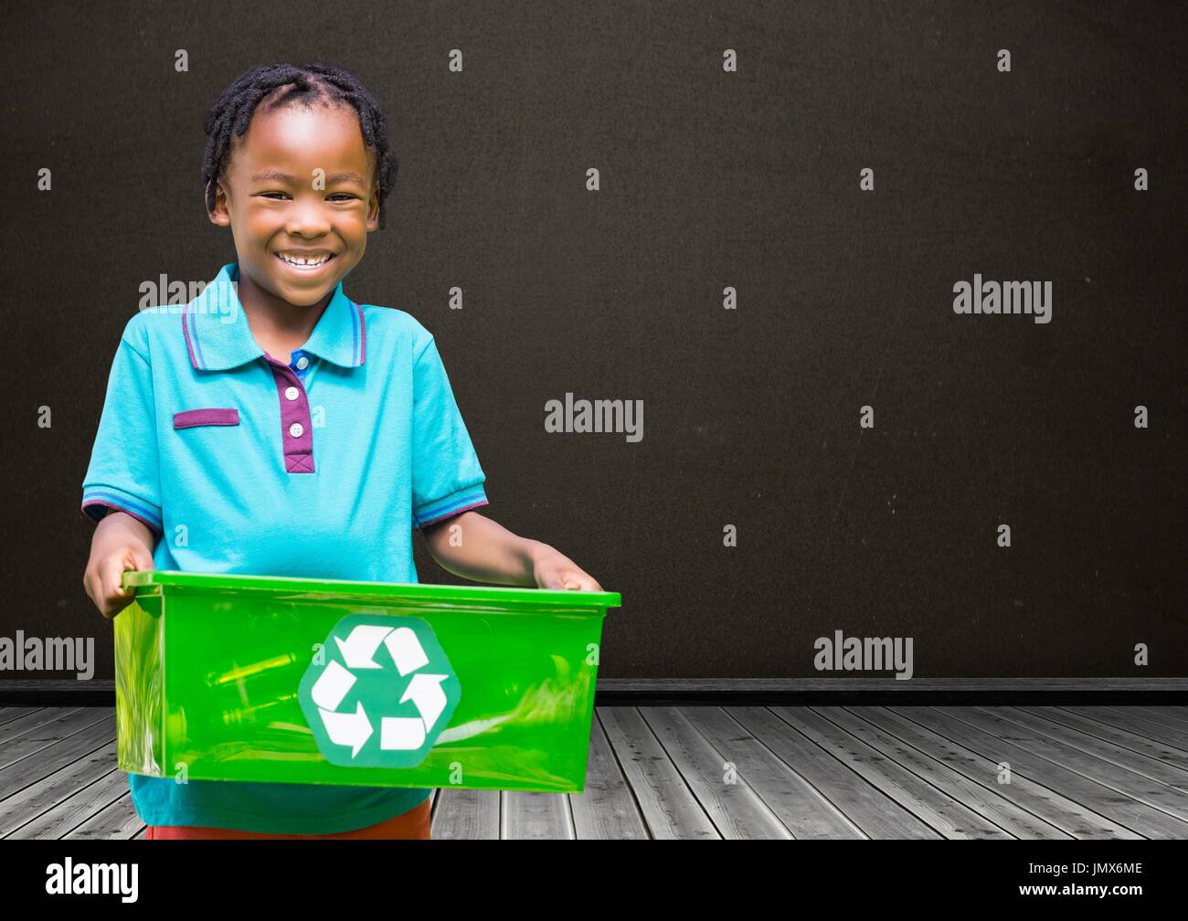 Digital Composite jungen hält recycling-Box vor Tafel Stockfoto