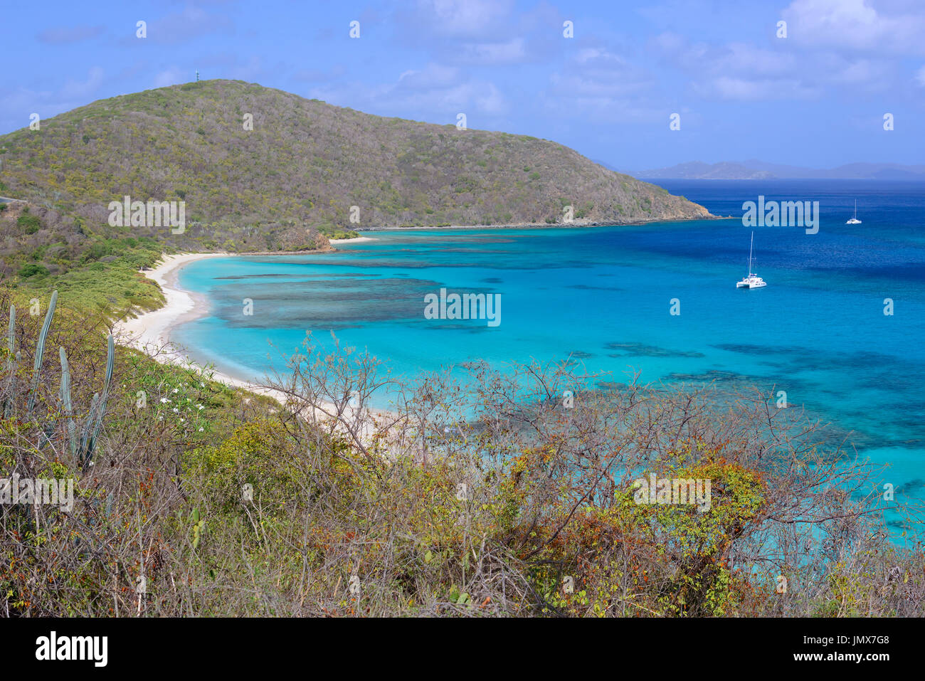 Sandy Beach von Savannah Bay mit Vegetation auf Hügel, Savannah Bay, British Virgin Islands, Karibik Stockfoto