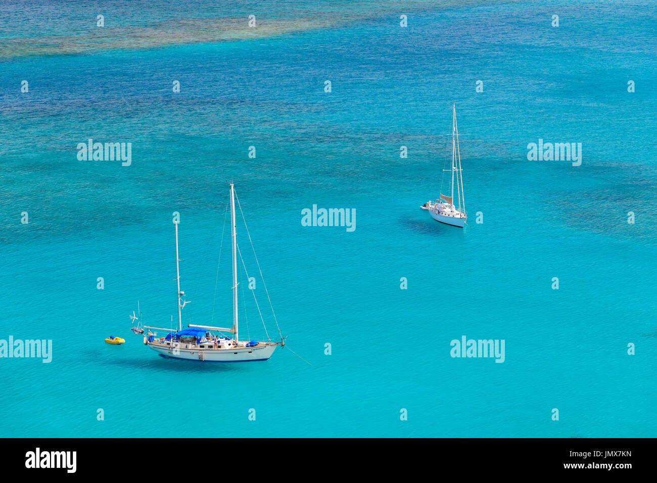 Segelboote in der Bucht von Savannah Bay, Savannah Bay, Britische Jungferninseln, Karibik Stockfoto